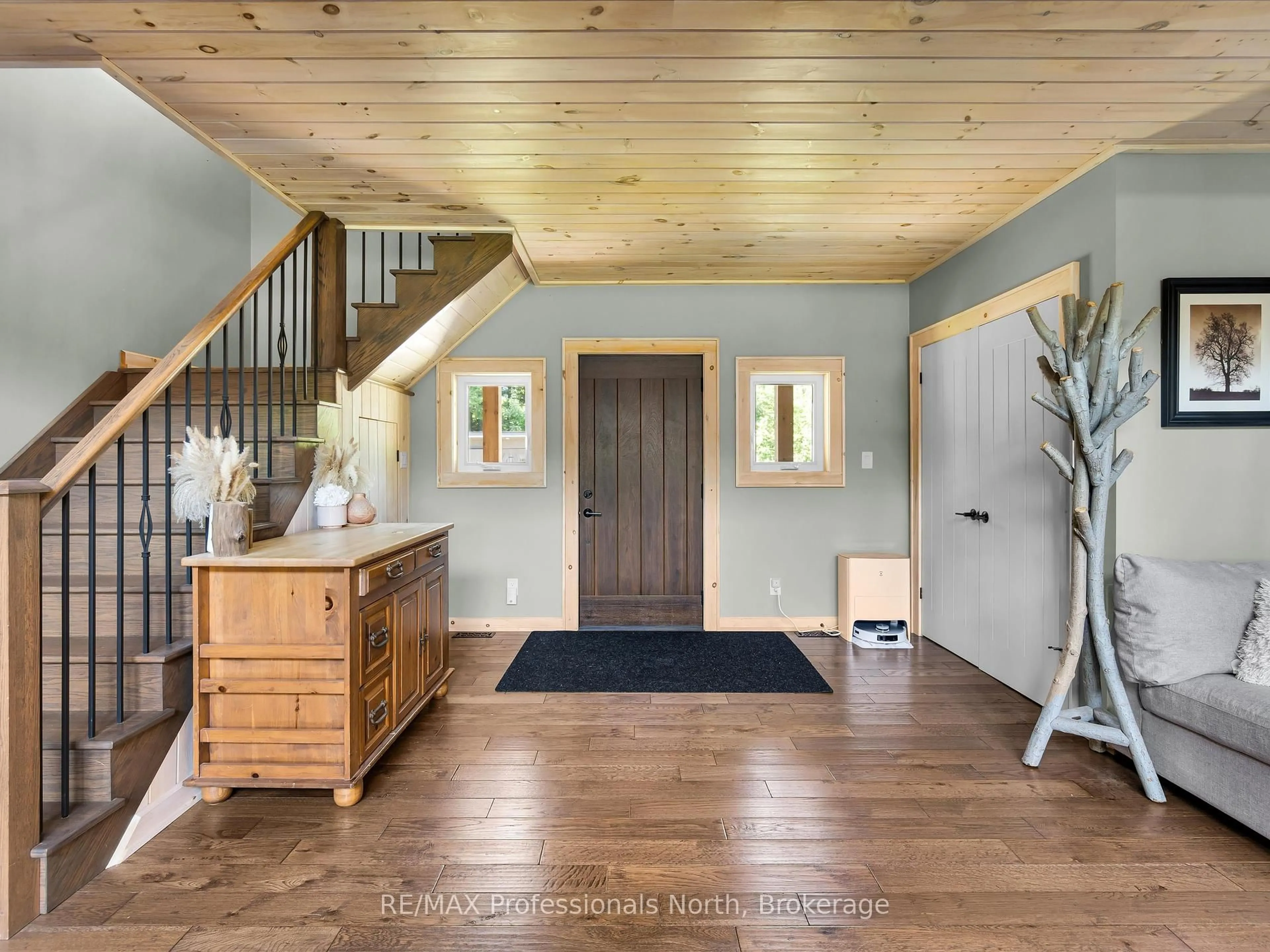 Indoor entryway for 1224 PETERSON Rd, Bracebridge Ontario P1L 1X1