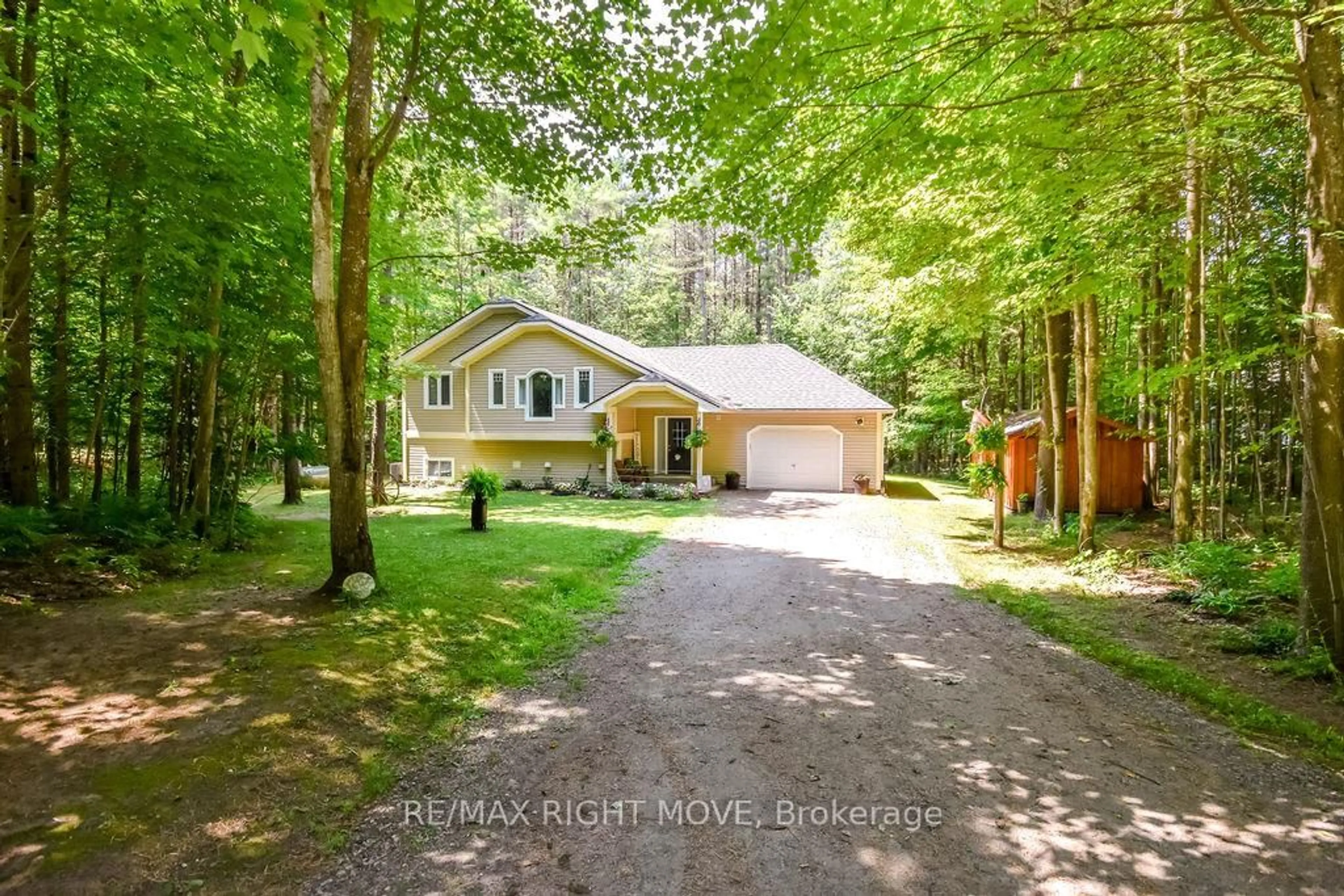 A pic from outside/outdoor area/front of a property/back of a property/a pic from drone, unknown for 1011 Talbot Tr, Gravenhurst Ontario P0E 1N0