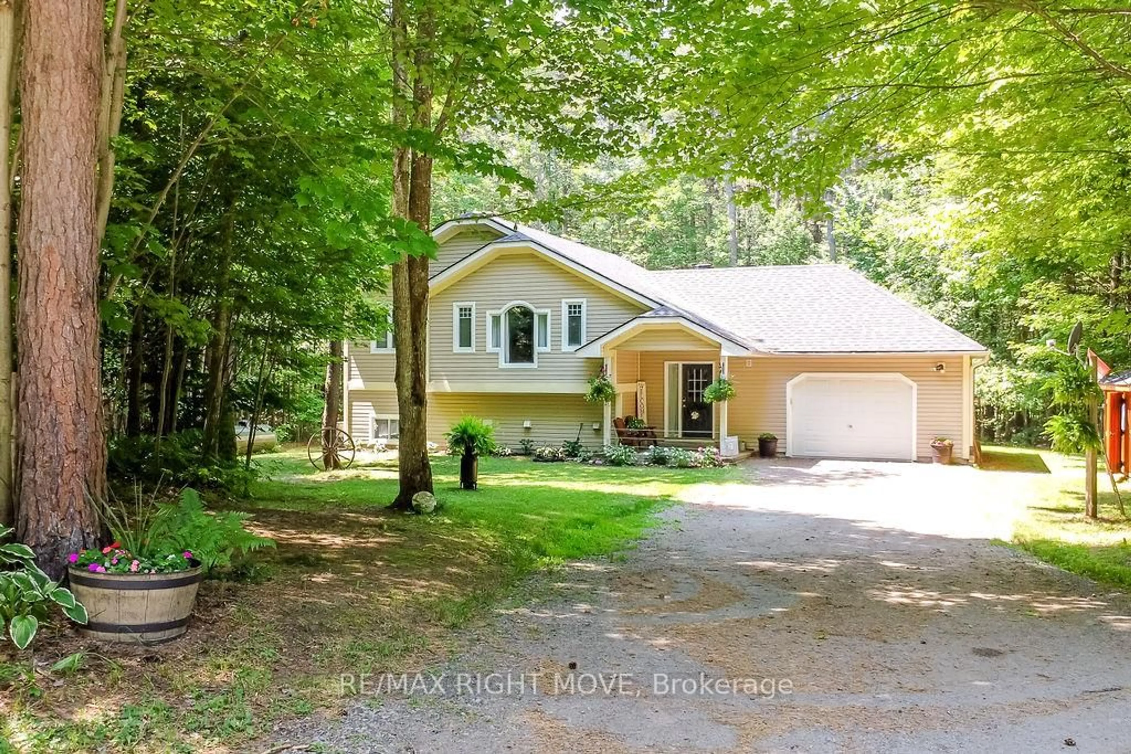 A pic from outside/outdoor area/front of a property/back of a property/a pic from drone, unknown for 1011 Talbot Tr, Gravenhurst Ontario P0E 1N0