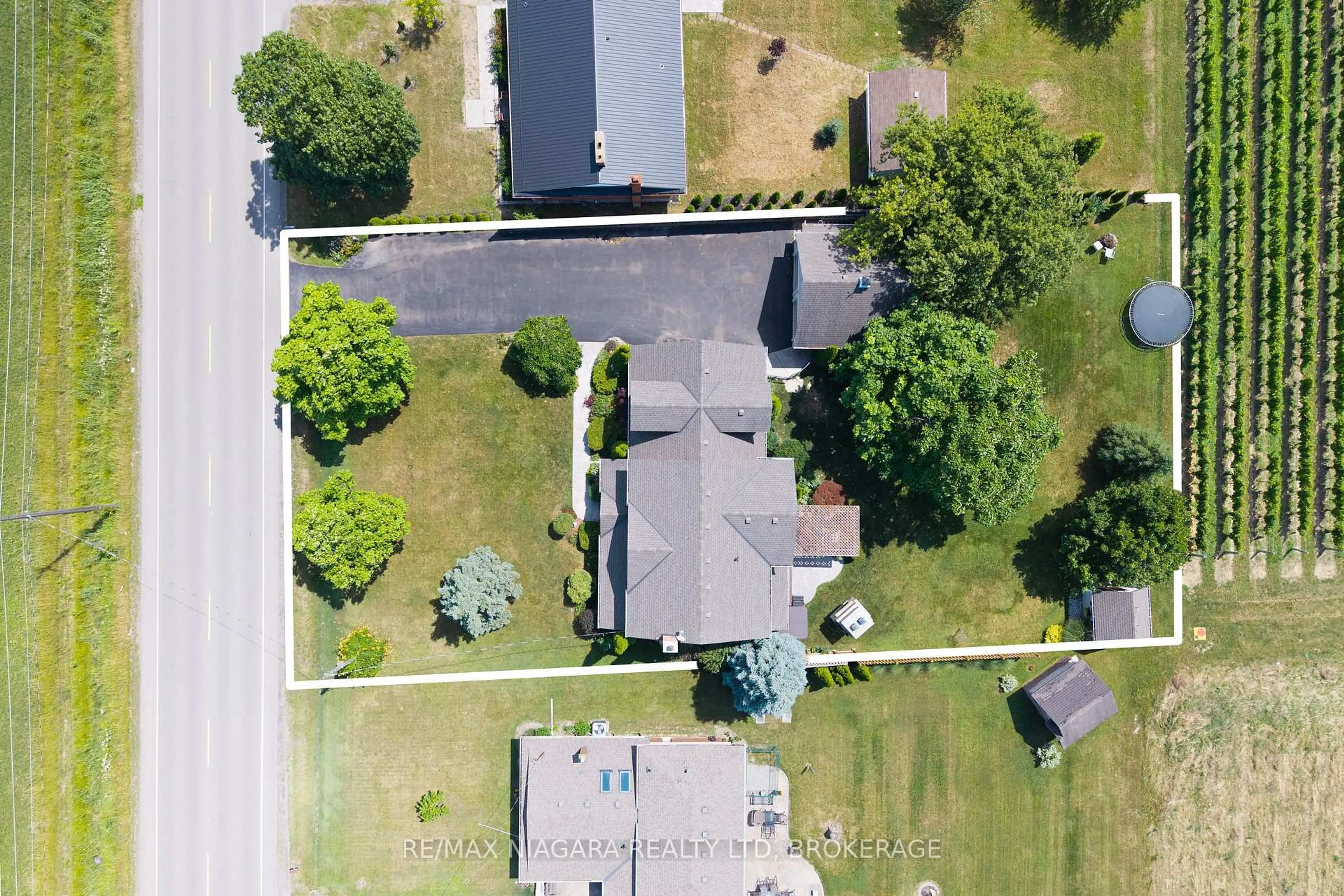 A pic from outside/outdoor area/front of a property/back of a property/a pic from drone, street for 2231 Seventh St, St. Catharines Ontario L2R 6P7