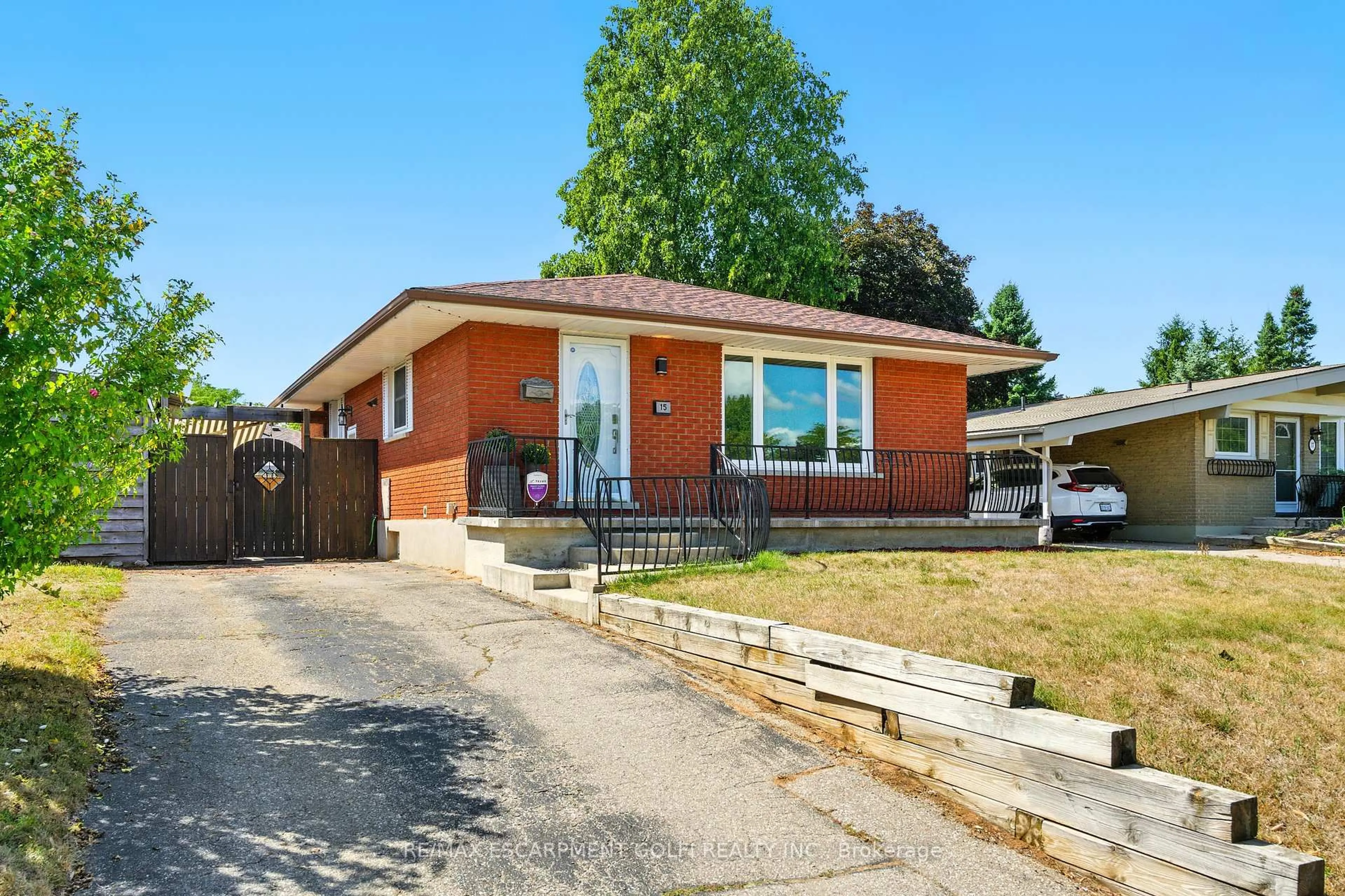 Home with brick exterior material, street for 15 Kent Rd, Brantford Ontario N3R 5G7