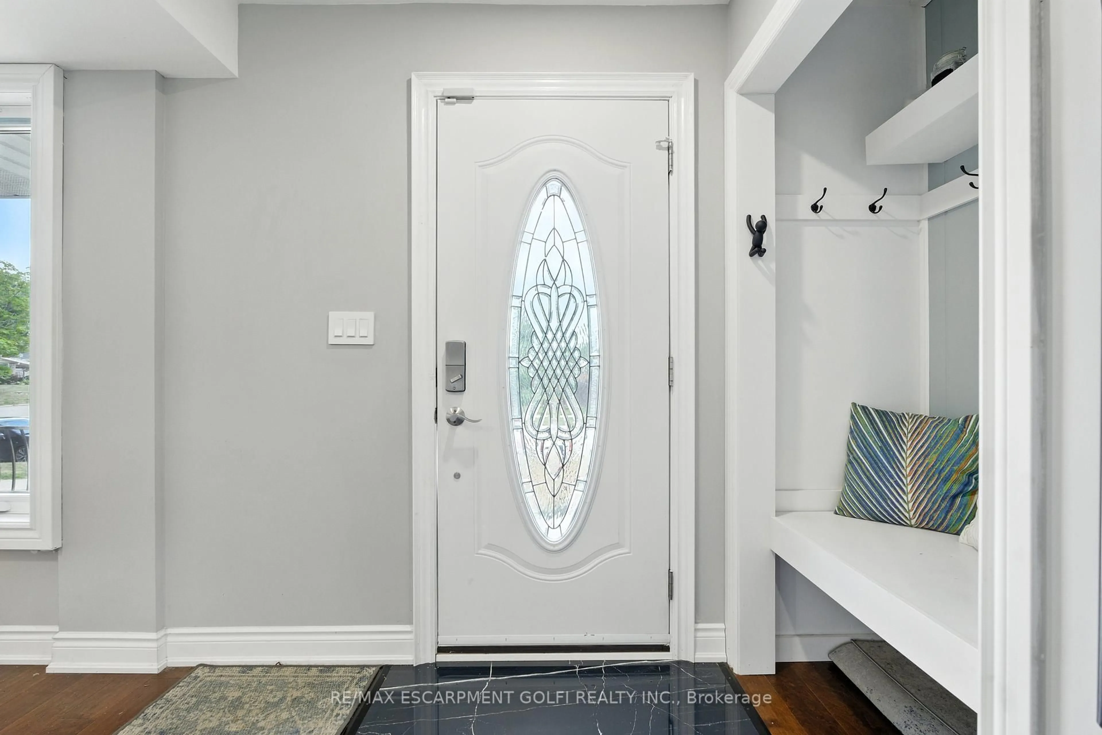 Indoor entryway for 15 Kent Rd, Brantford Ontario N3R 5G7