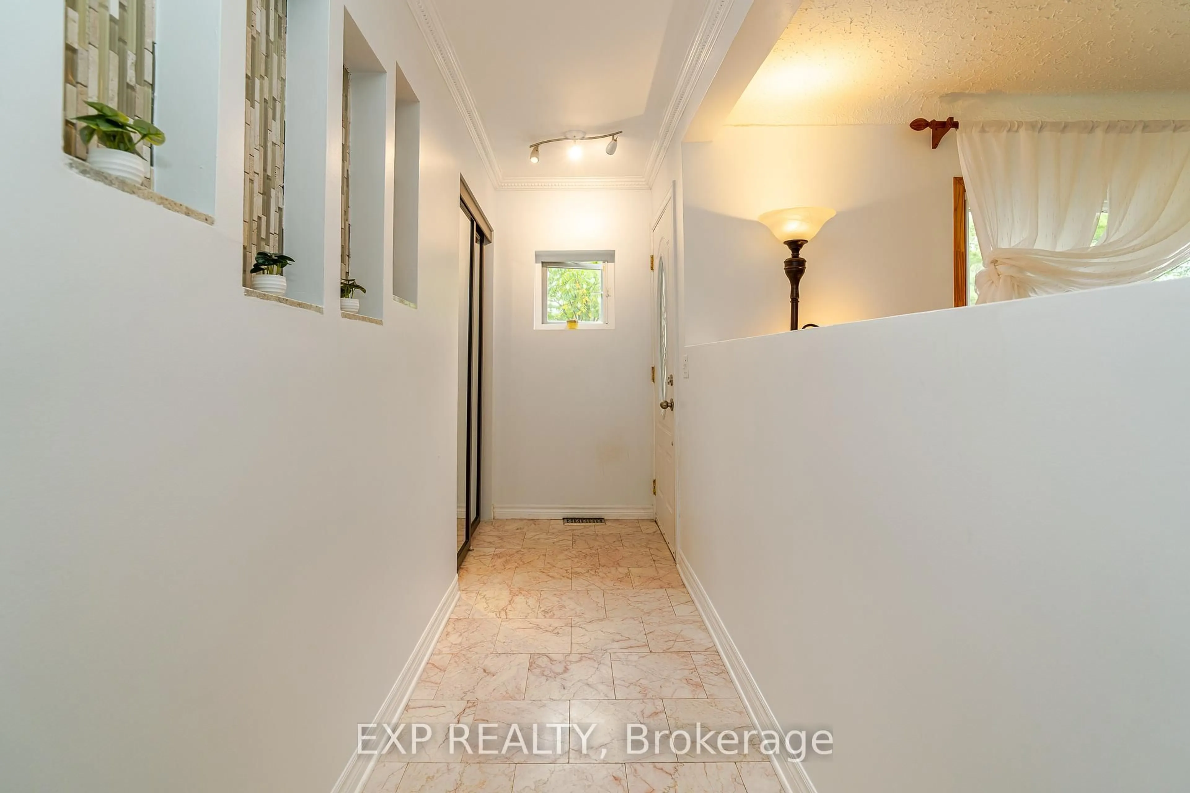 Indoor entryway for 1807 Second Line Rd, Ottawa Ontario K2K 1X7