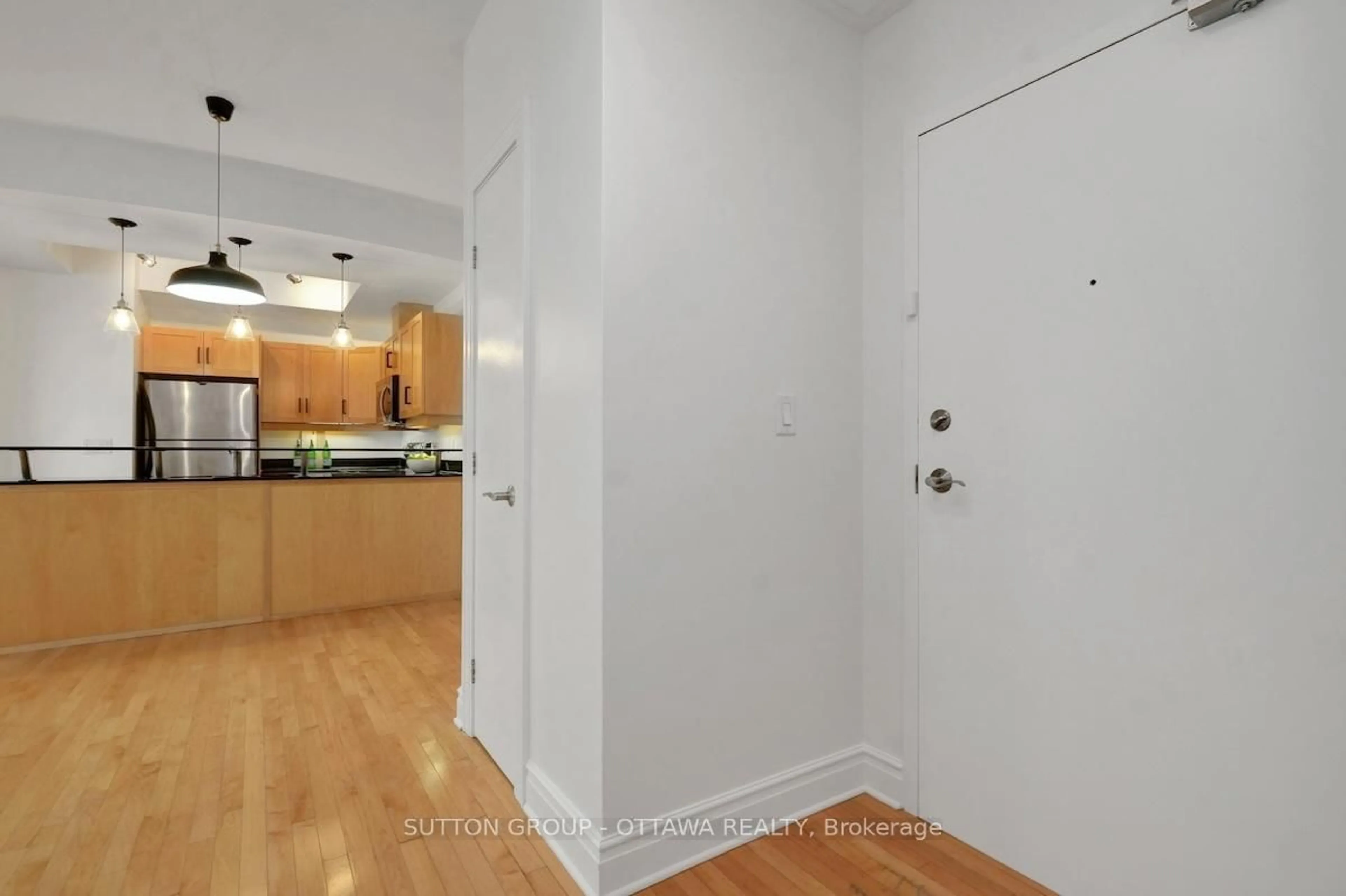 Indoor entryway for 95 Bronson Ave #802, Ottawa Ontario K1R 1E2
