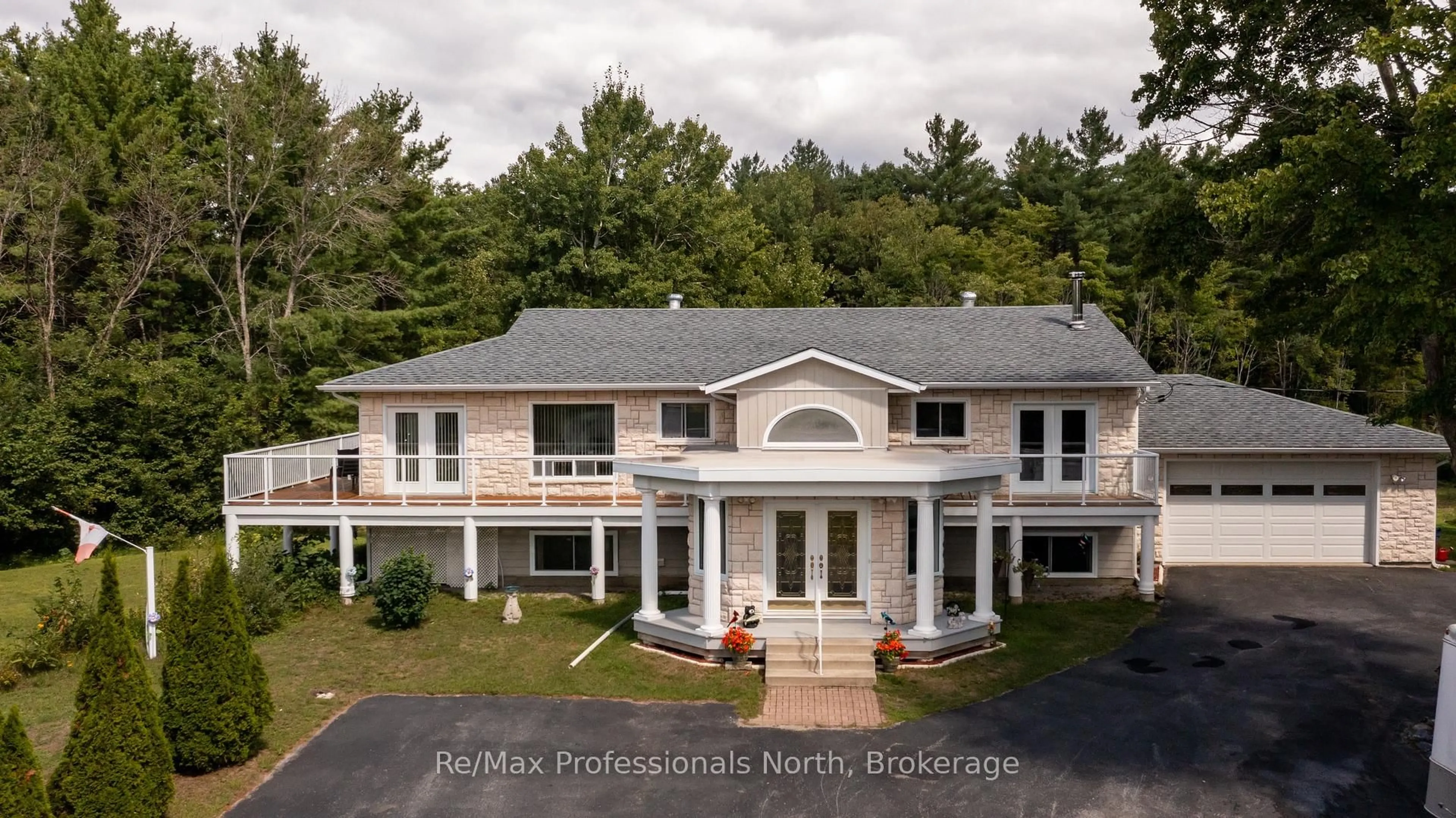 A pic from outside/outdoor area/front of a property/back of a property/a pic from drone, building for 1244 MUSKOKA 169 Rd, Gravenhurst Ontario P1P 1R2