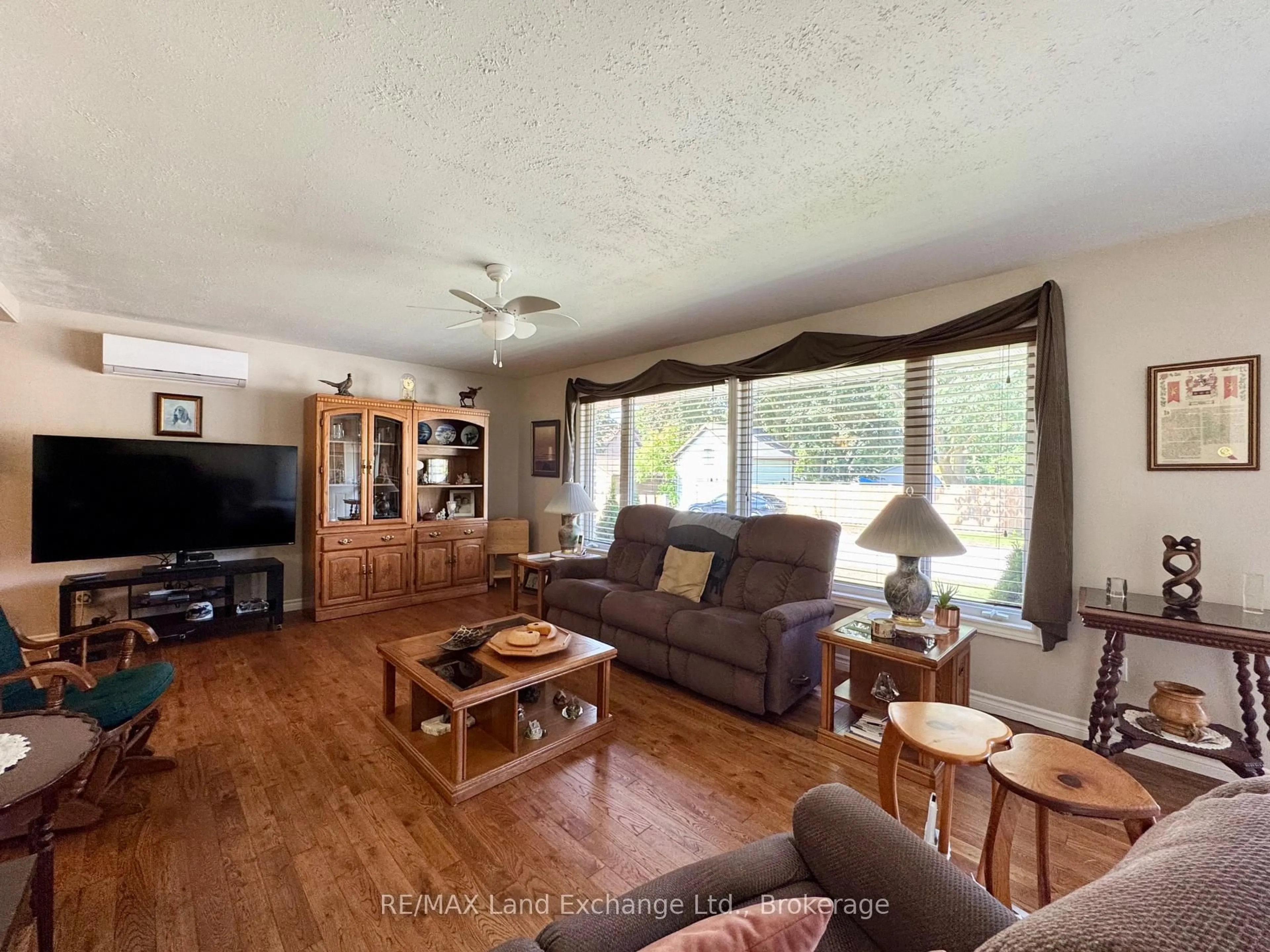 Living room with furniture, wood/laminate floor for 633 Wellington St, Saugeen Shores Ontario N0H 2C4