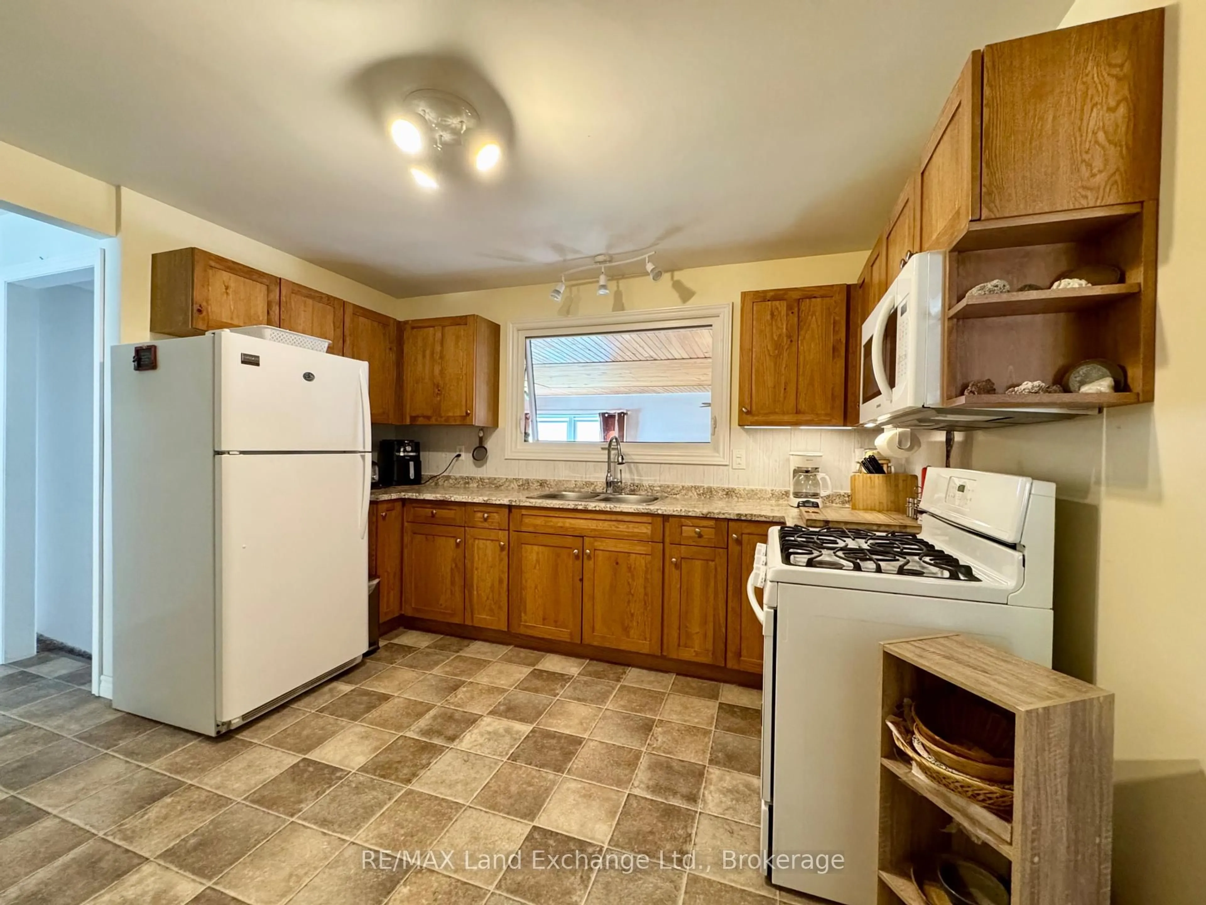 Standard kitchen, ceramic/tile floor for 633 Wellington St, Saugeen Shores Ontario N0H 2C4