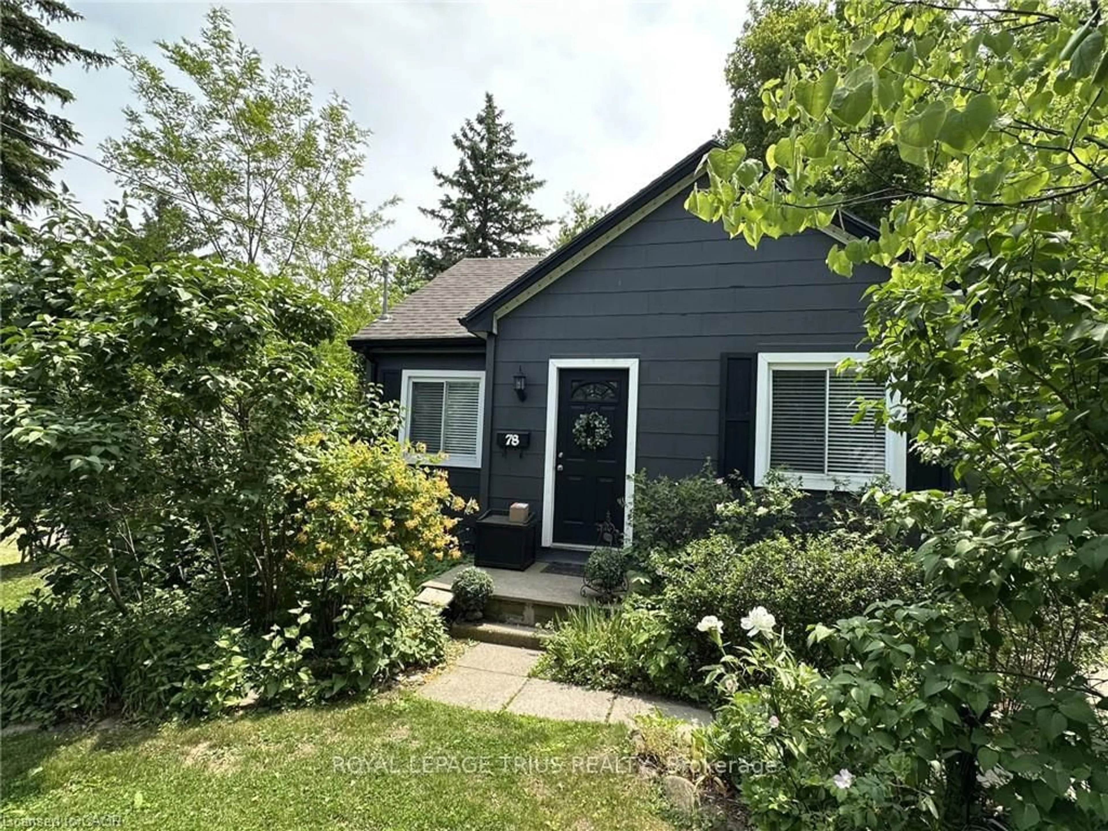 A pic from outside/outdoor area/front of a property/back of a property/a pic from drone, street for 78 Queensway Dr, Norfolk Ontario N3Y 4M6
