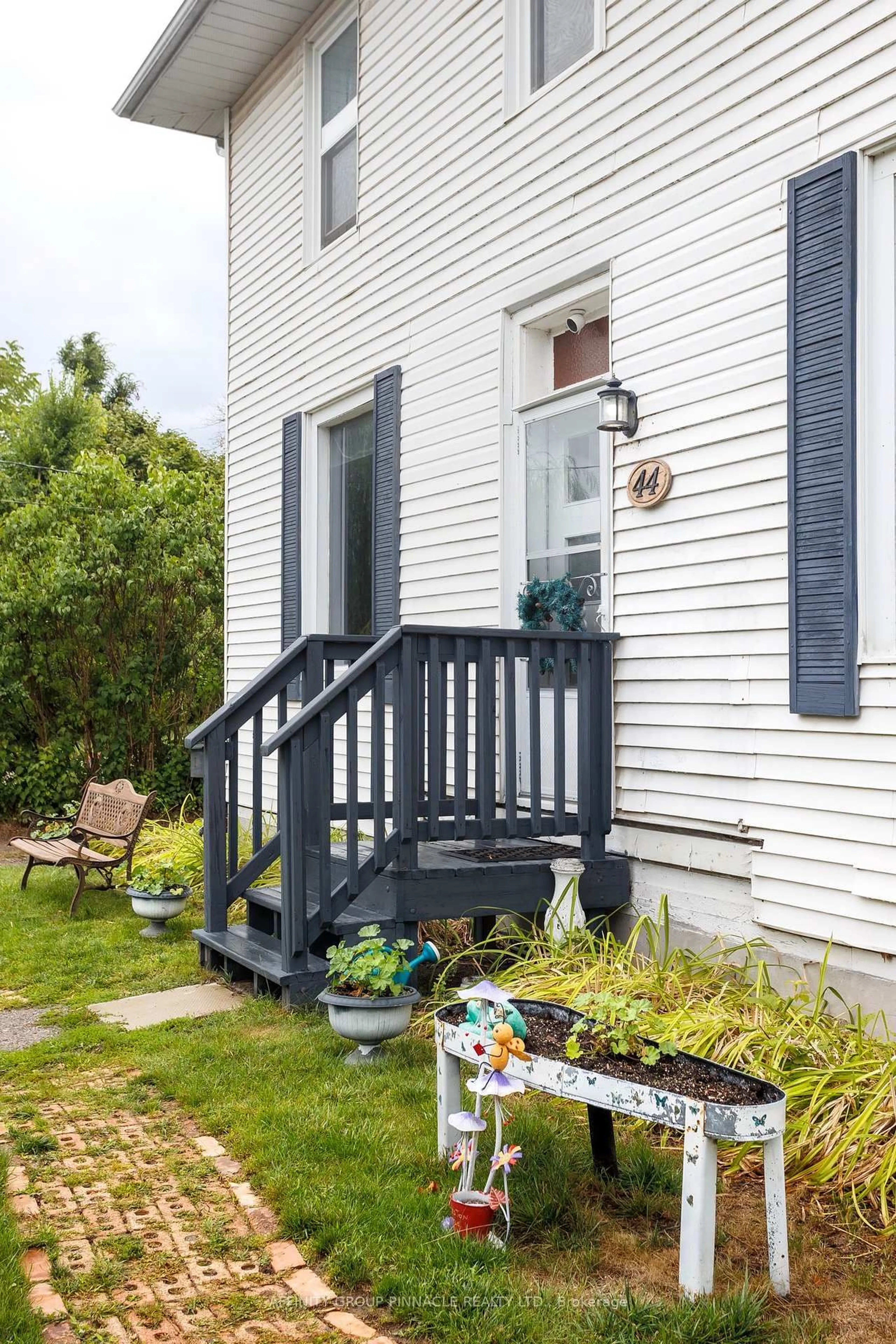 Patio, street for 44 St Patrick St, Kawartha Lakes Ontario K9V 1R3