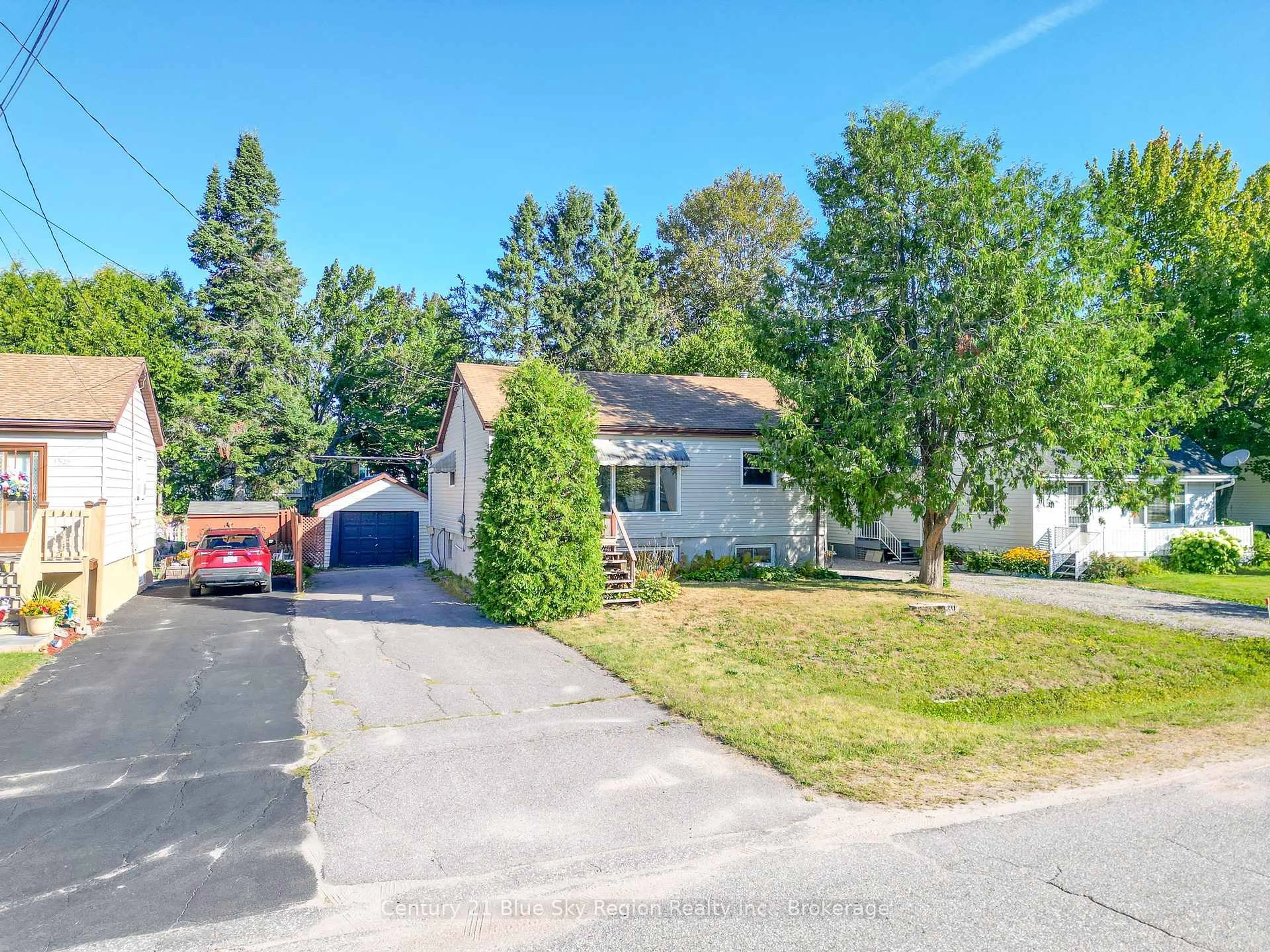 A pic from outside/outdoor area/front of a property/back of a property/a pic from drone, street for 536 Aberdeen Ave, North Bay Ontario P1B 7H7