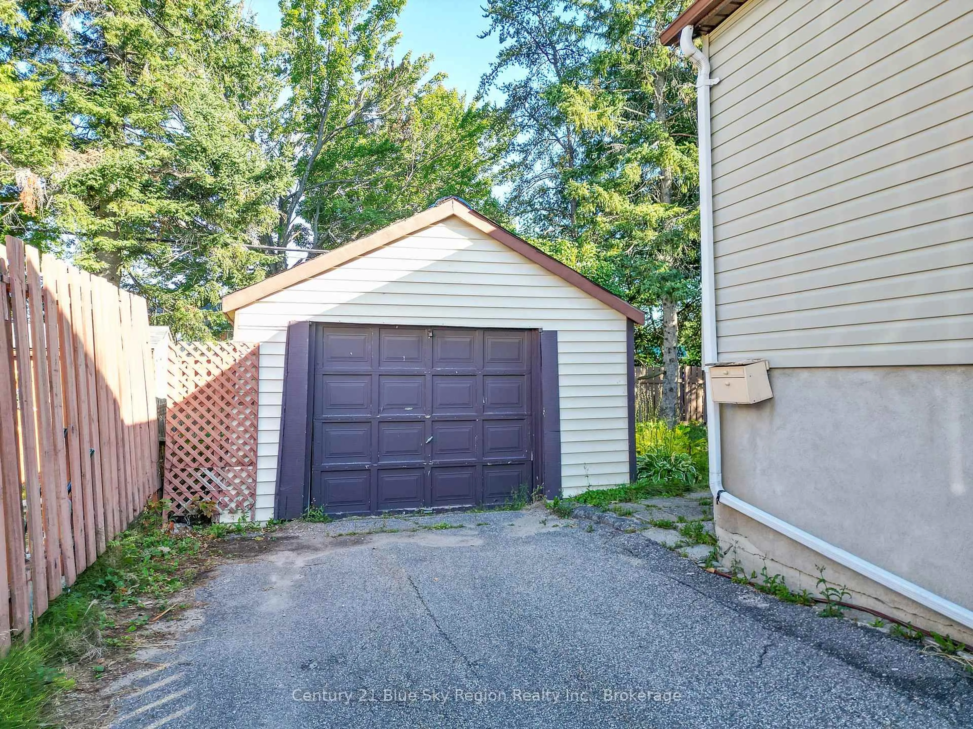 Indoor garage for 536 Aberdeen Ave, North Bay Ontario P1B 7H7