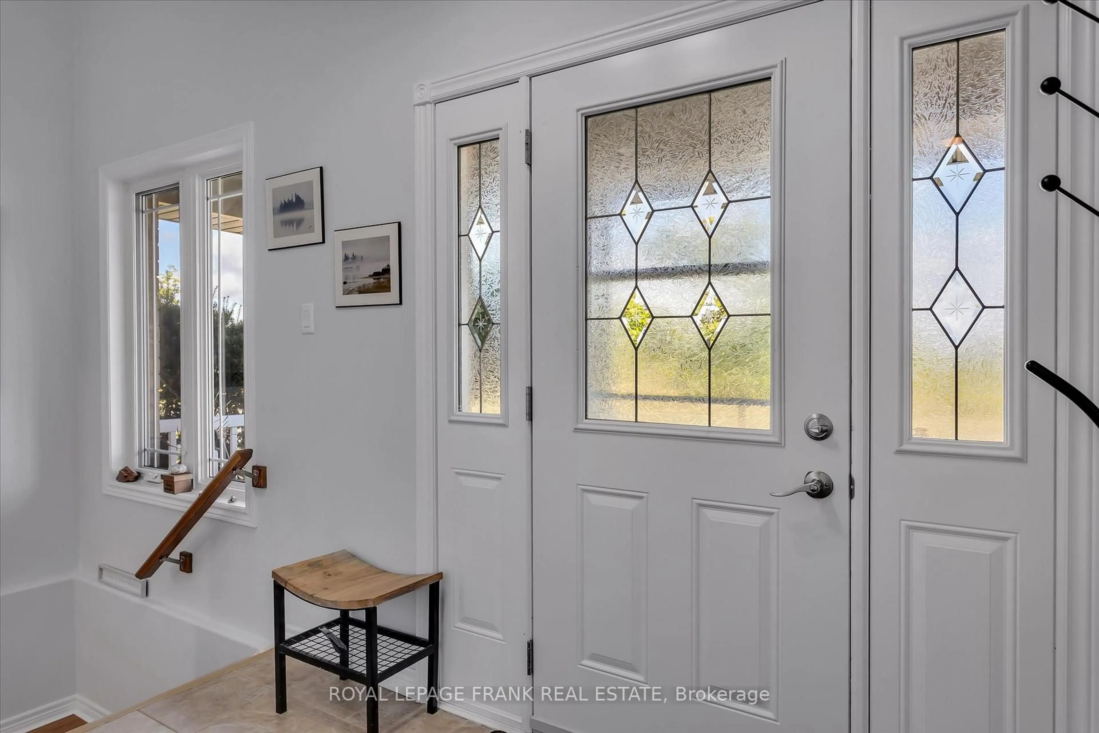 Indoor entryway for 1542 Ireland Dr, Peterborough Ontario K9K 2T2