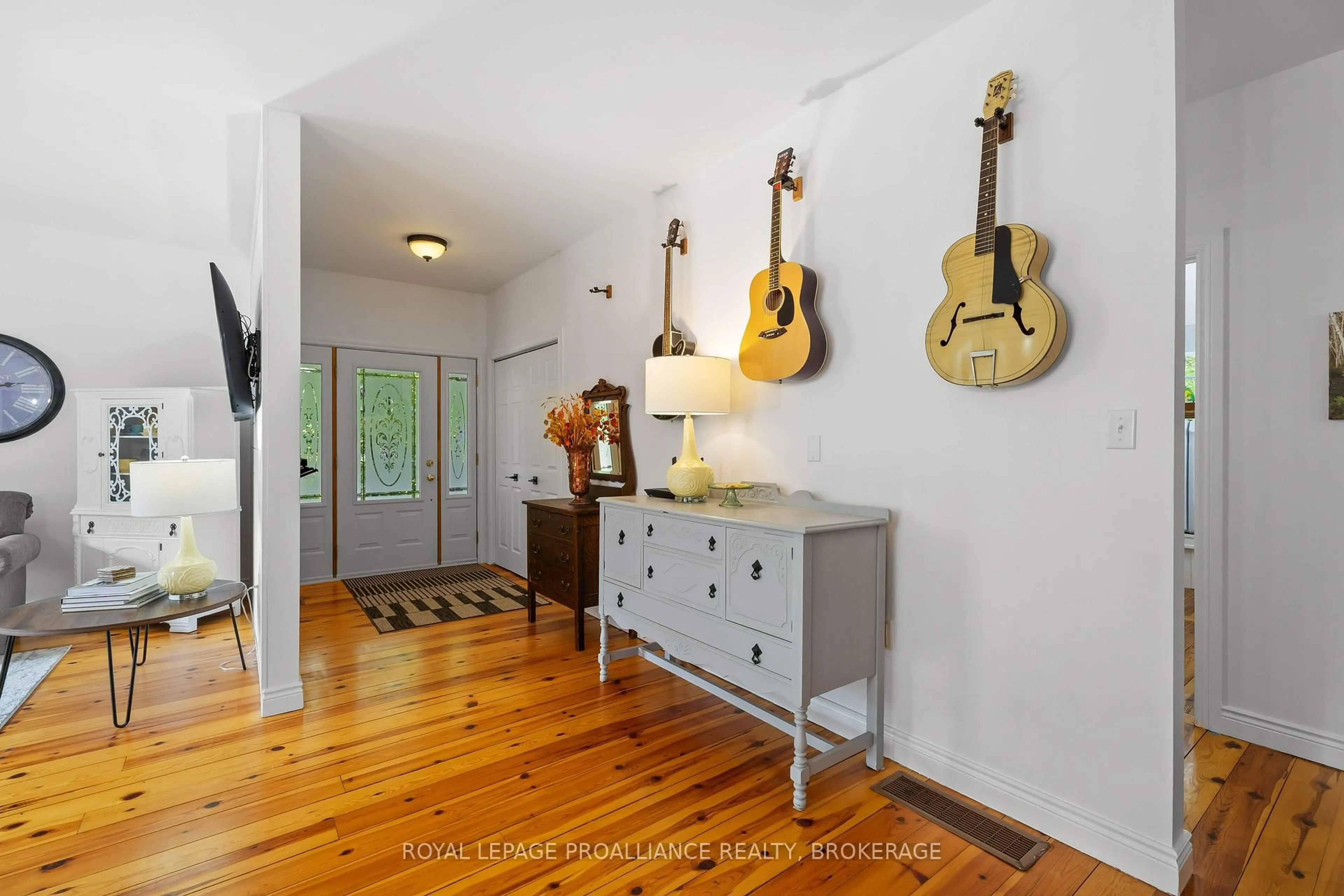Indoor entryway for 1208 Warrington Rd, Sharbot Lake Ontario K0H 2P0