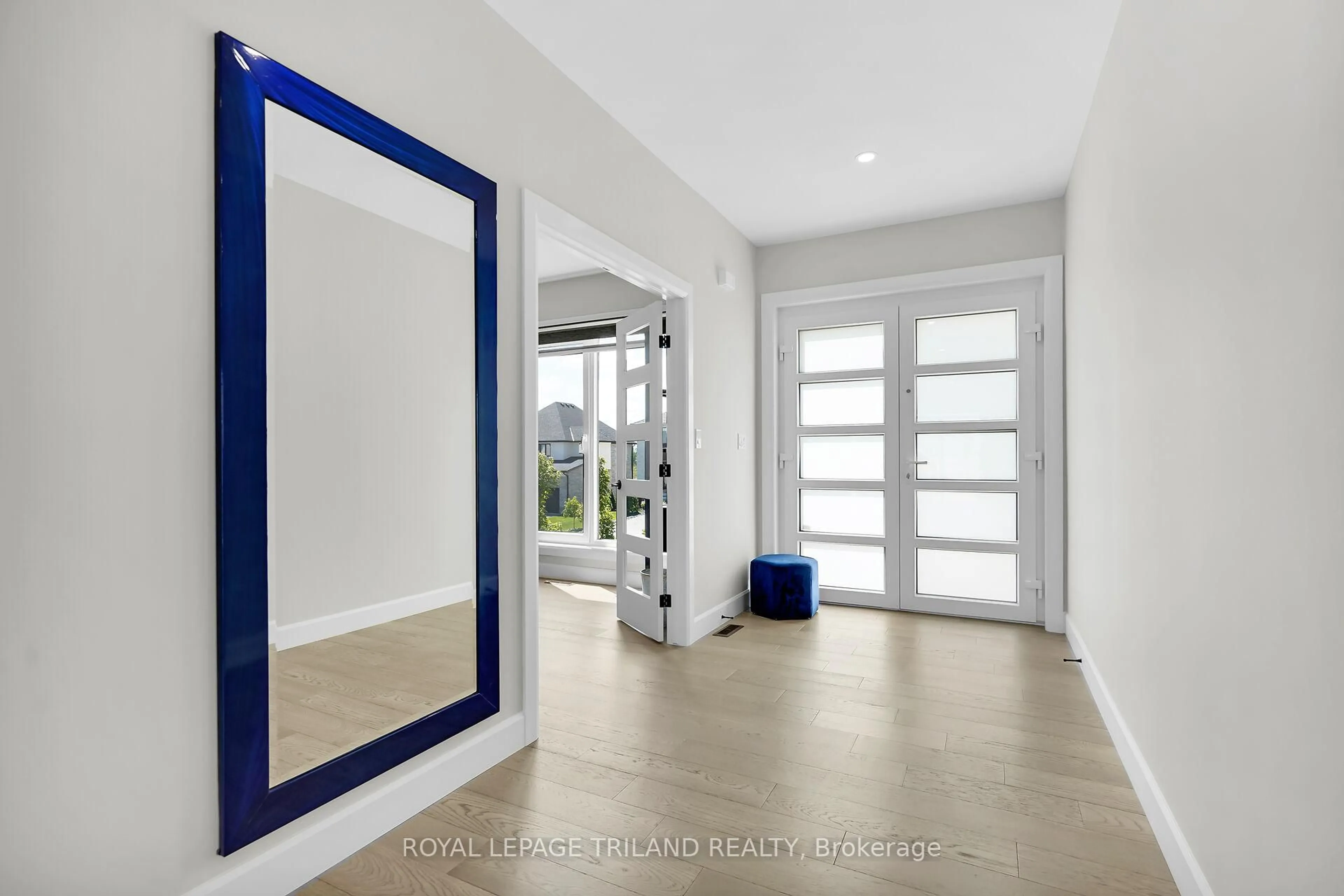 Indoor entryway for 62 Crestview Dr, Middlesex Centre Ontario N0L 1R0