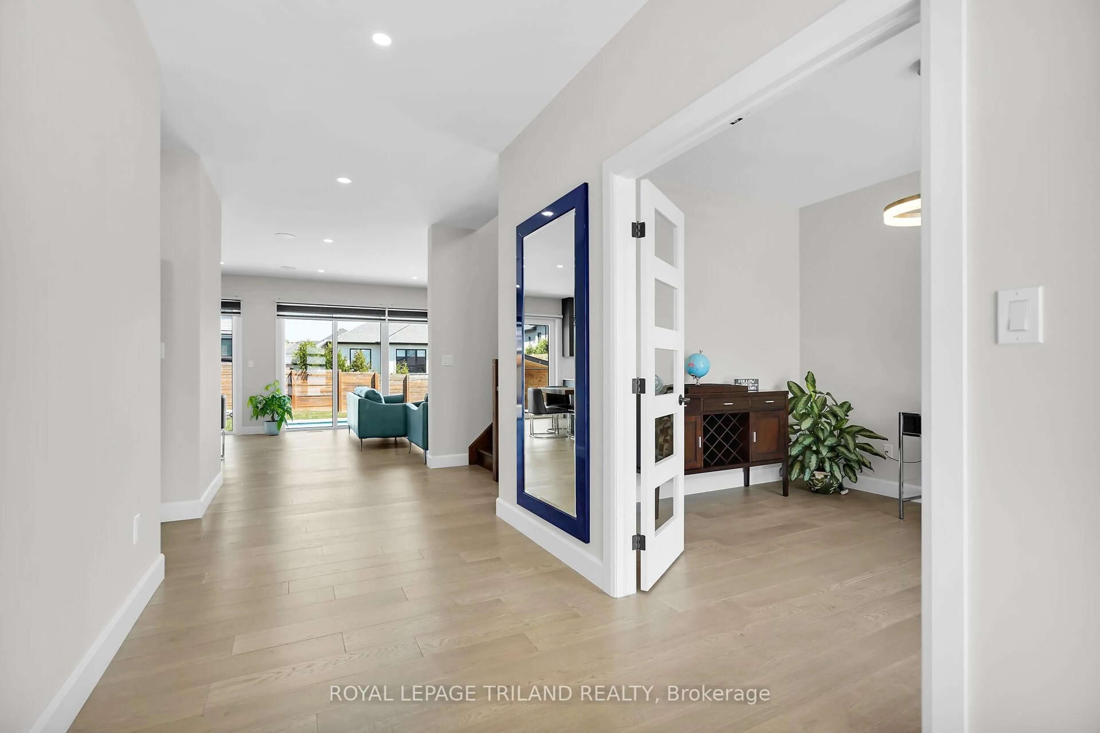 Indoor foyer for 62 Crestview Dr, Middlesex Centre Ontario N0L 1R0