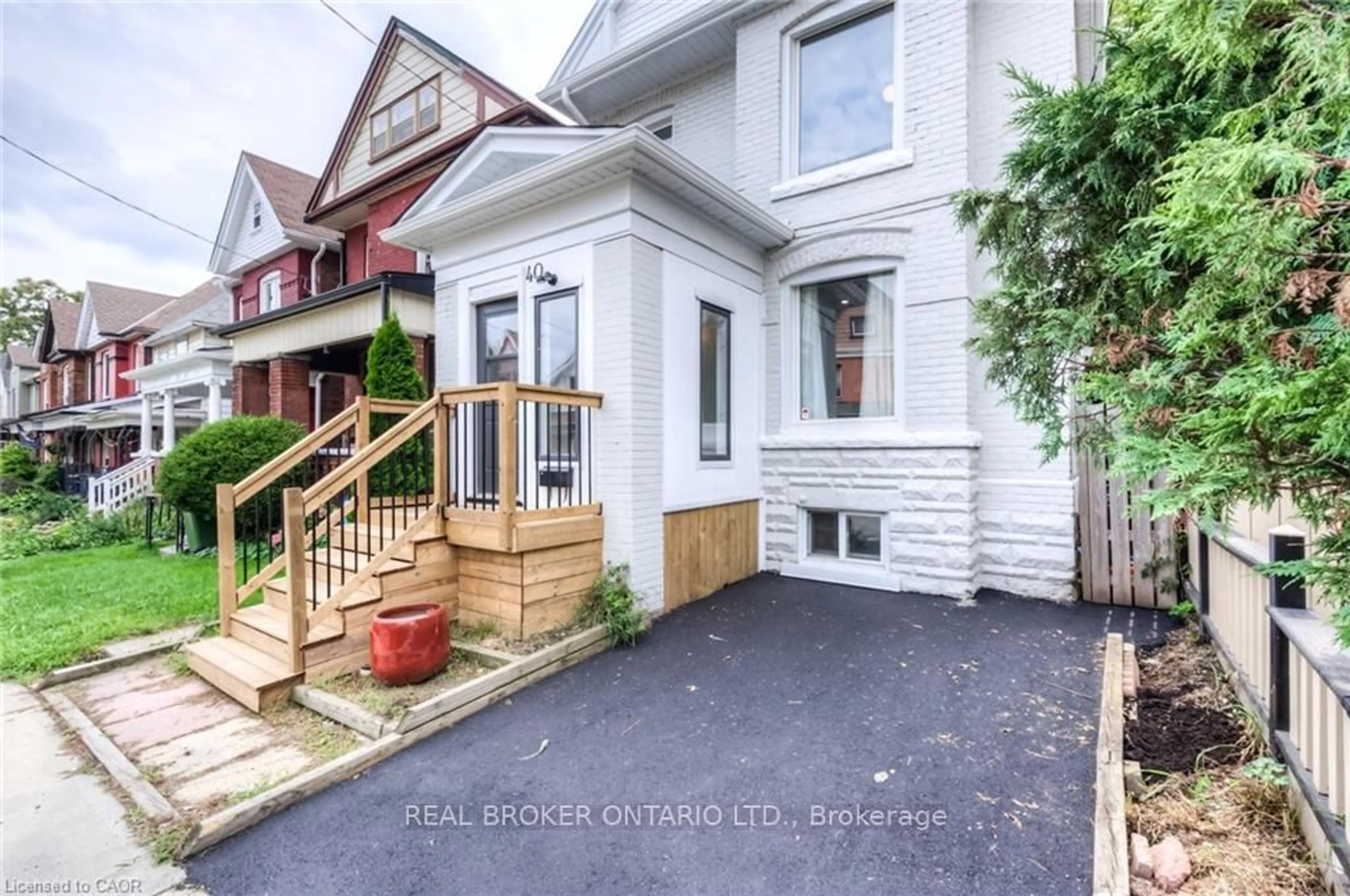Patio, street for 40 Bristol St, Hamilton Ontario L8L 2V1