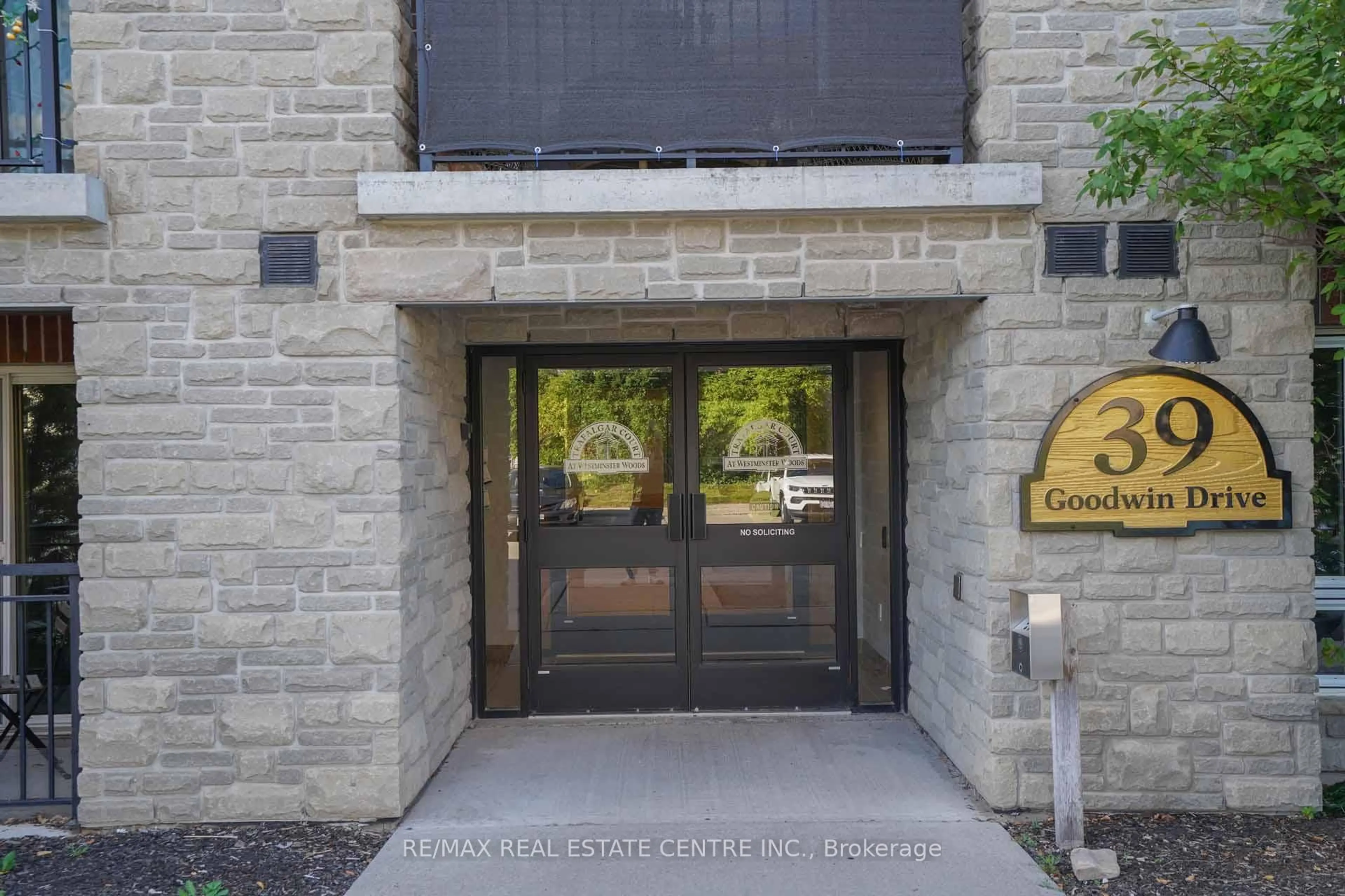 Indoor foyer for 39 Goodwin Dr #106, Guelph Ontario N1L 0E5