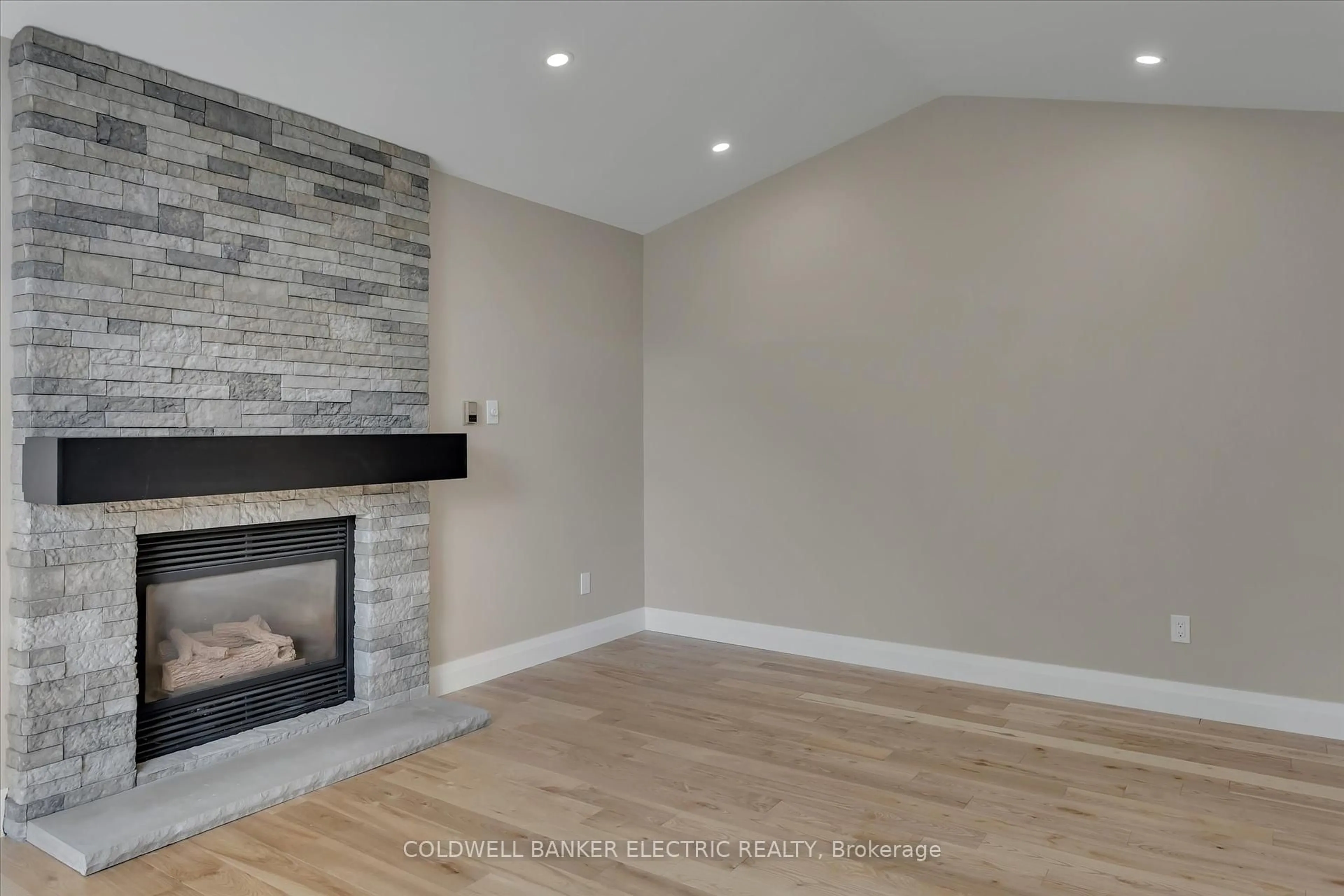 A pic of a room for 2225 Lorraine Dr, Peterborough Ontario K9L 1Y6