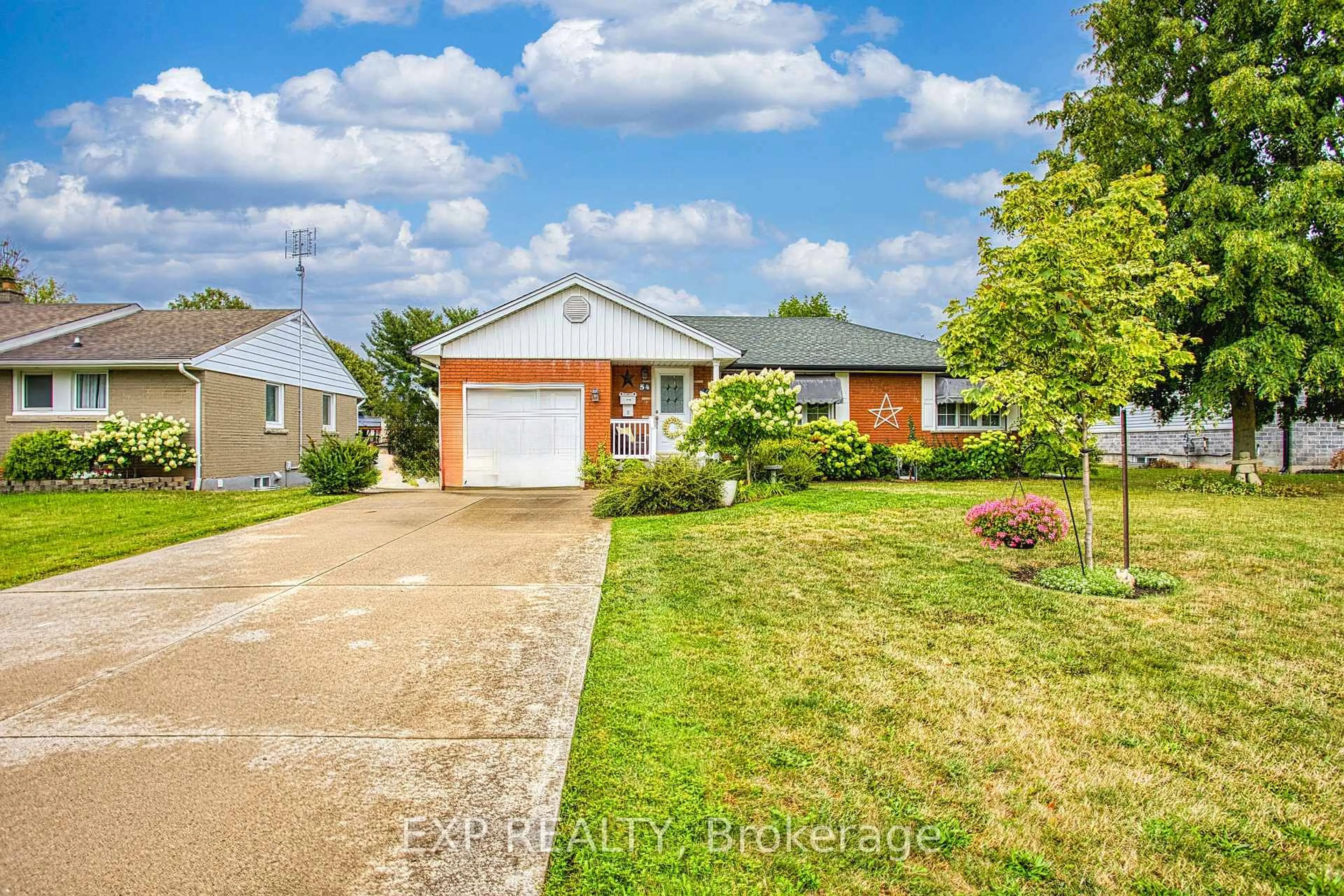 A pic from outside/outdoor area/front of a property/back of a property/a pic from drone, street for 54 Garden Dr, Grimsby Ontario L3M 3Y2