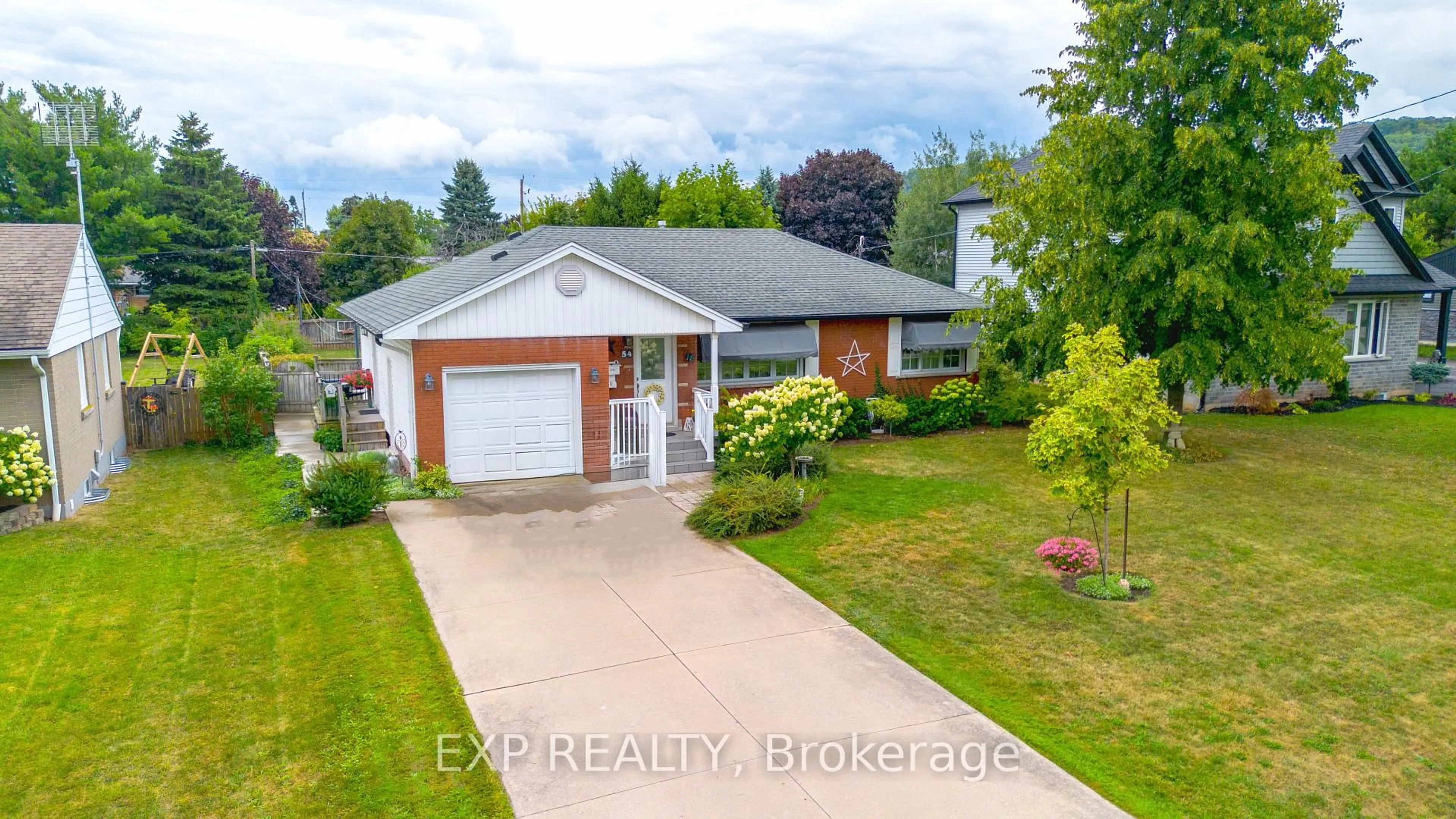 A pic from outside/outdoor area/front of a property/back of a property/a pic from drone, street for 54 Garden Dr, Grimsby Ontario L3M 3Y2