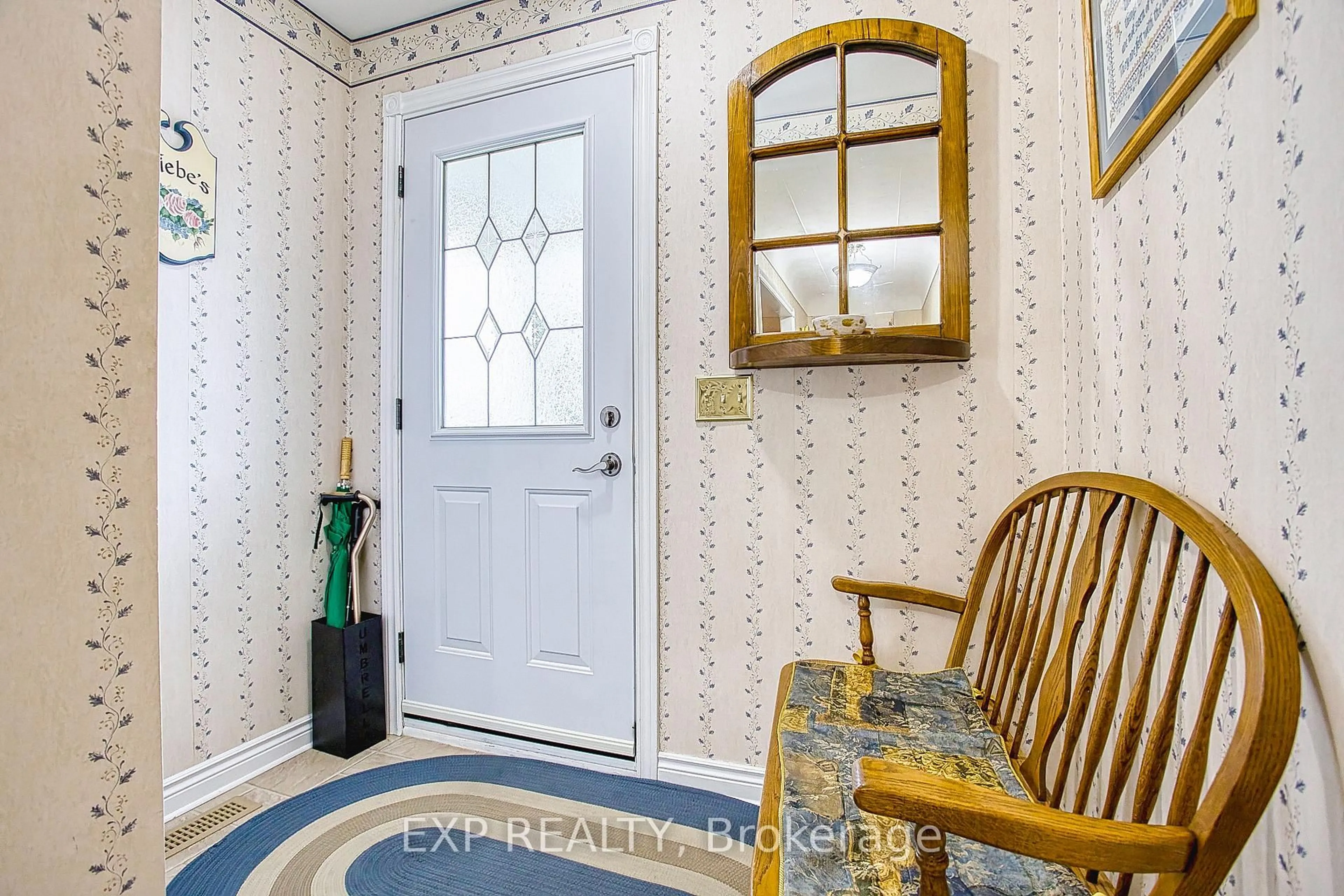 Indoor entryway for 54 Garden Dr, Grimsby Ontario L3M 3Y2