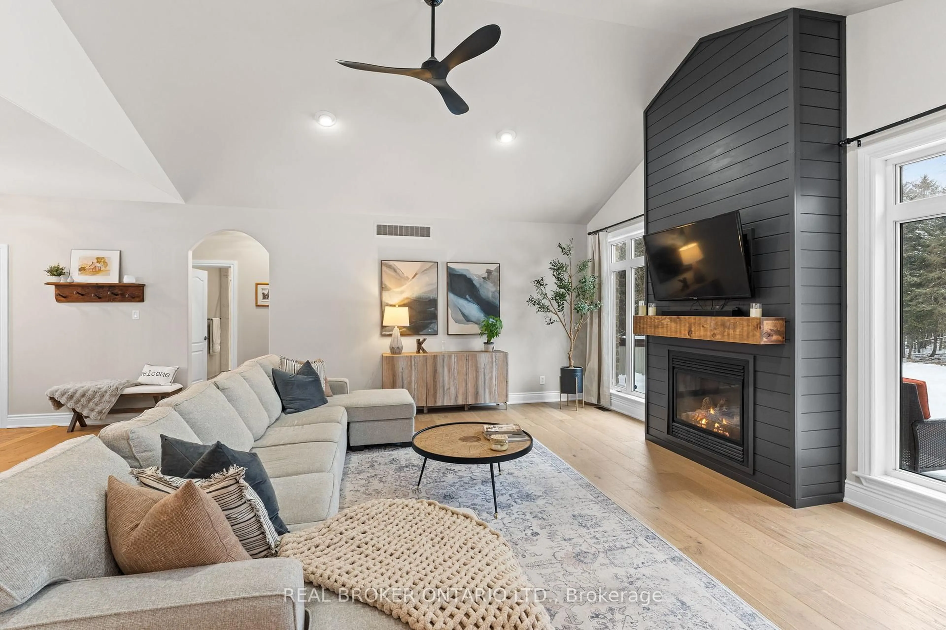 Living room with furniture, unknown for 3464 Greenland Rd, Ottawa Ontario K0A 1T0