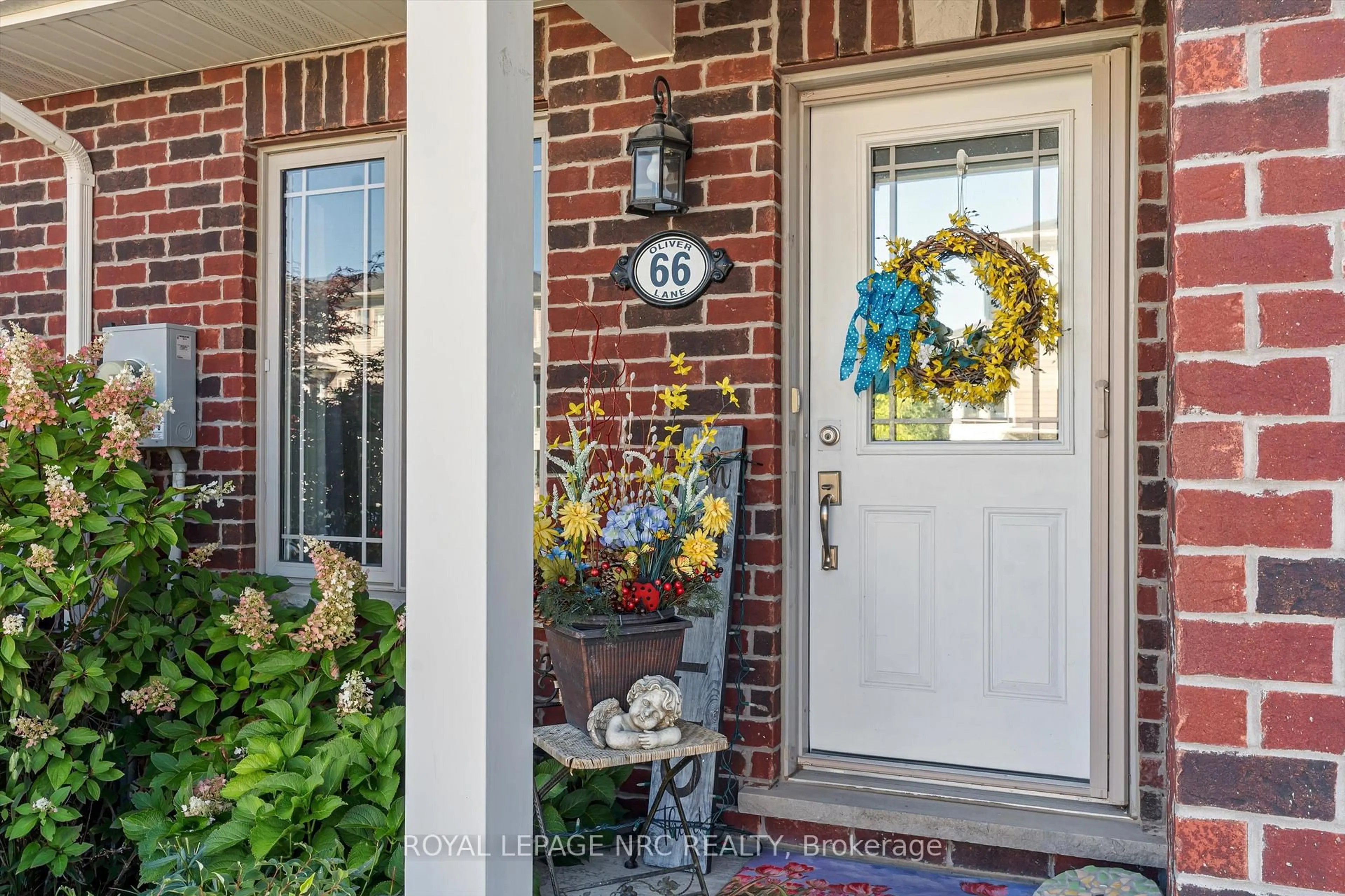 Indoor entryway for 66 Oliver Lane, St. Catharines Ontario L2P 0E4