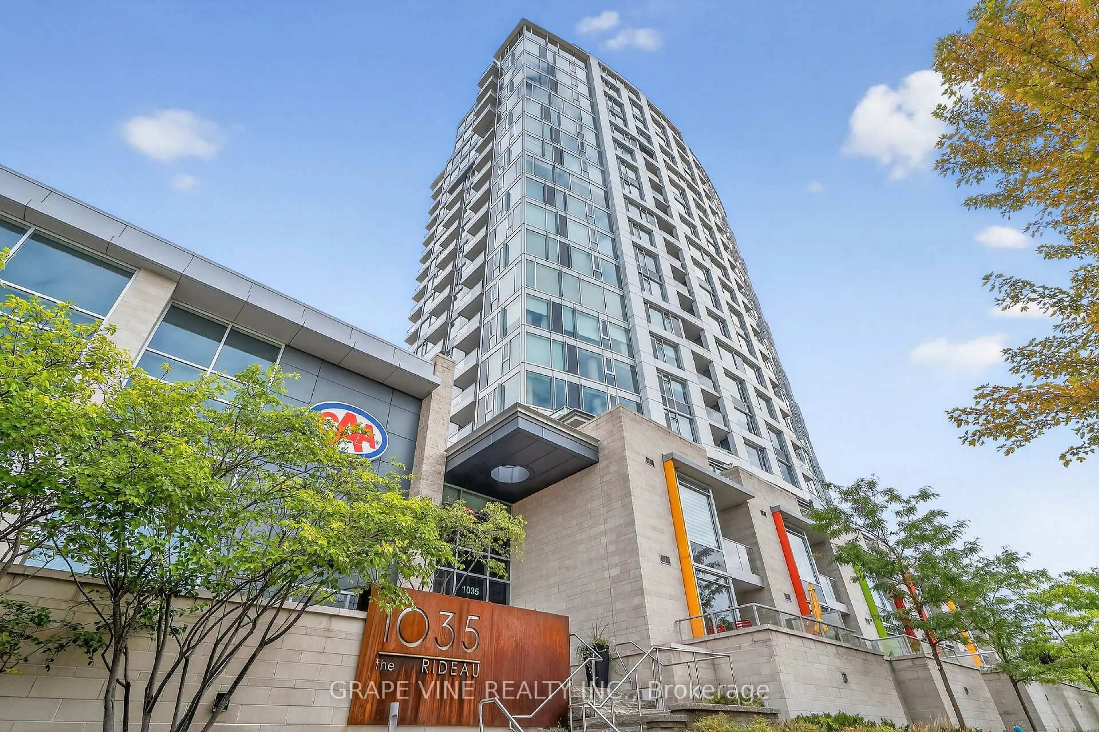 Indoor foyer for 304-1035 Bank St, Ottawa Ontario K1S 5K3