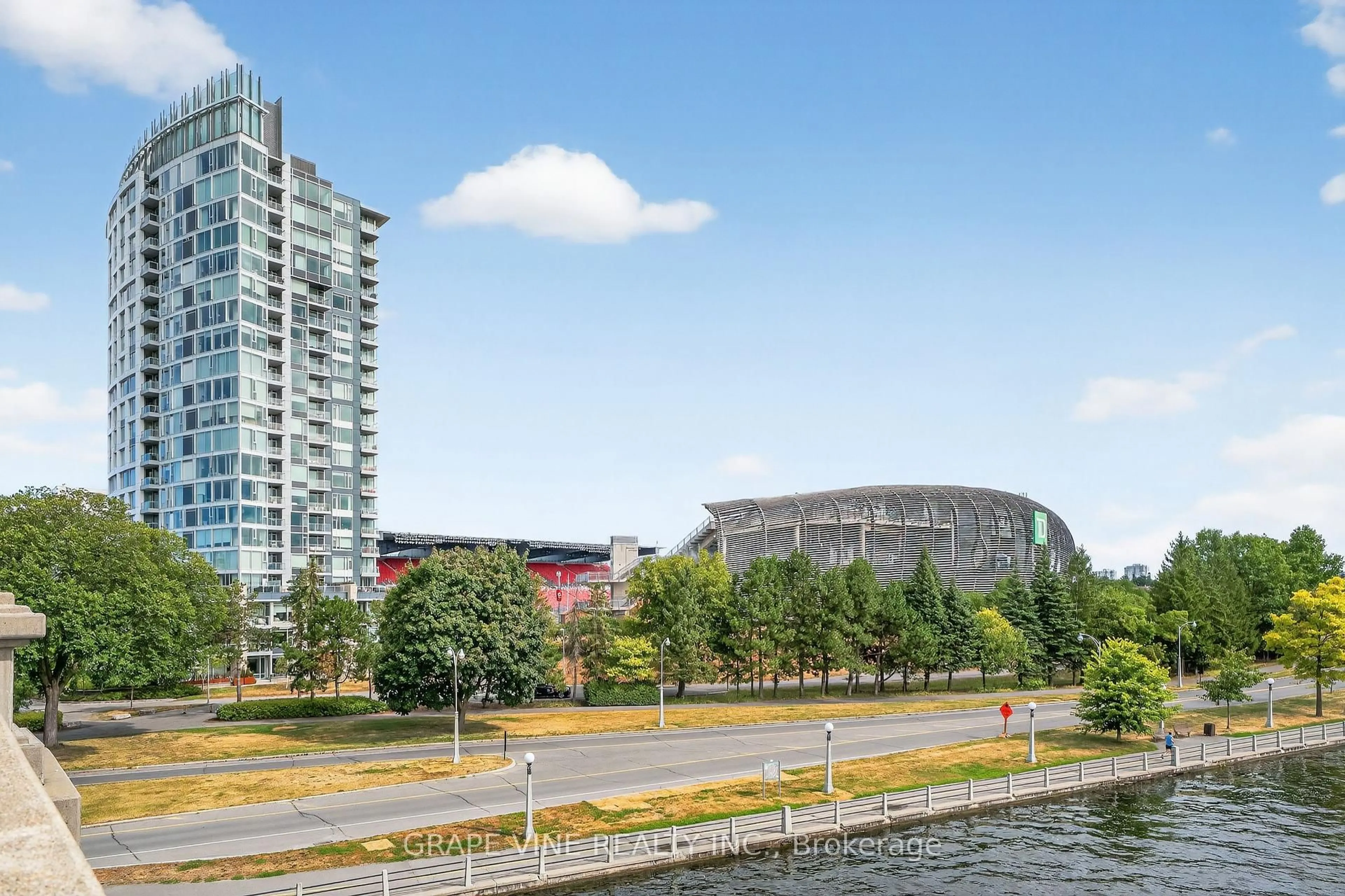Patio, water/lake/river/ocean view for 1035 Bank St #304, Ottawa Ontario K1S 5K3