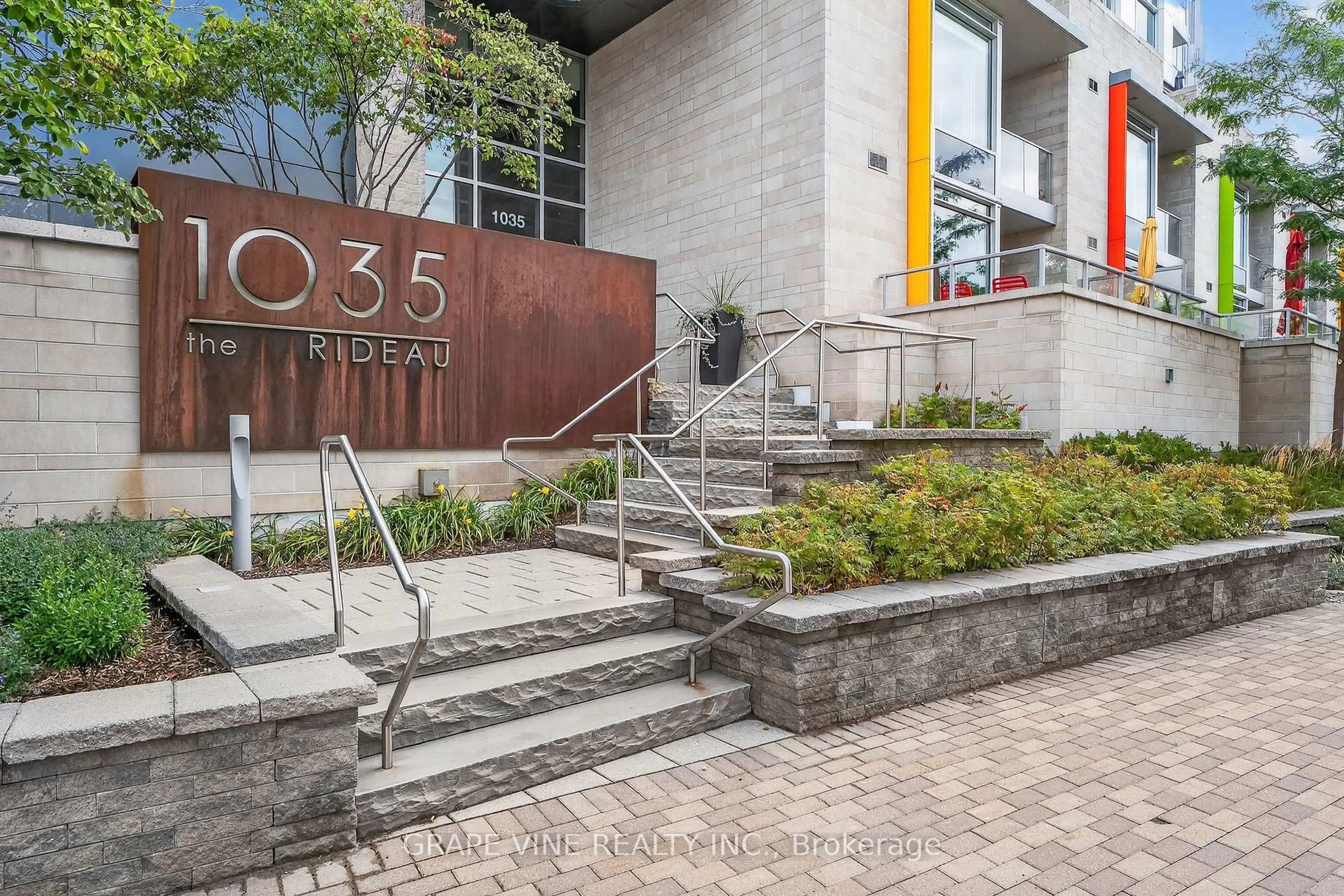 Unknown for 1035 Bank St #304, Ottawa Ontario K1S 5K3