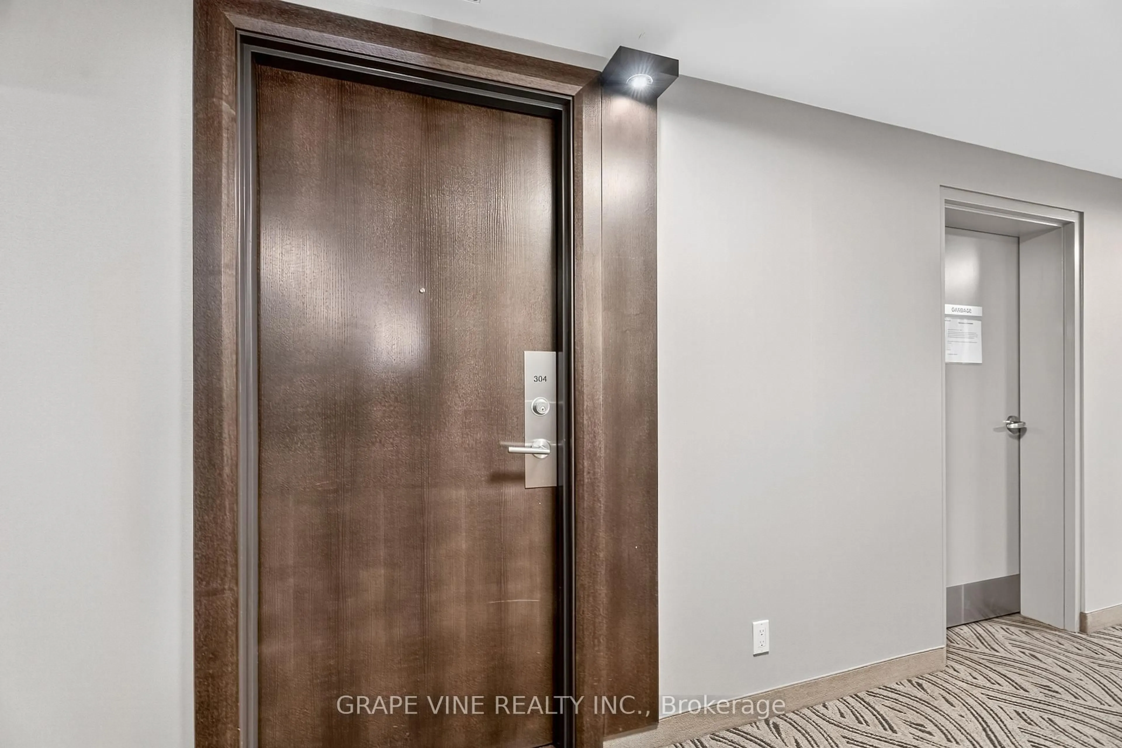 Indoor entryway for 1035 Bank St #304, Ottawa Ontario K1S 5K3