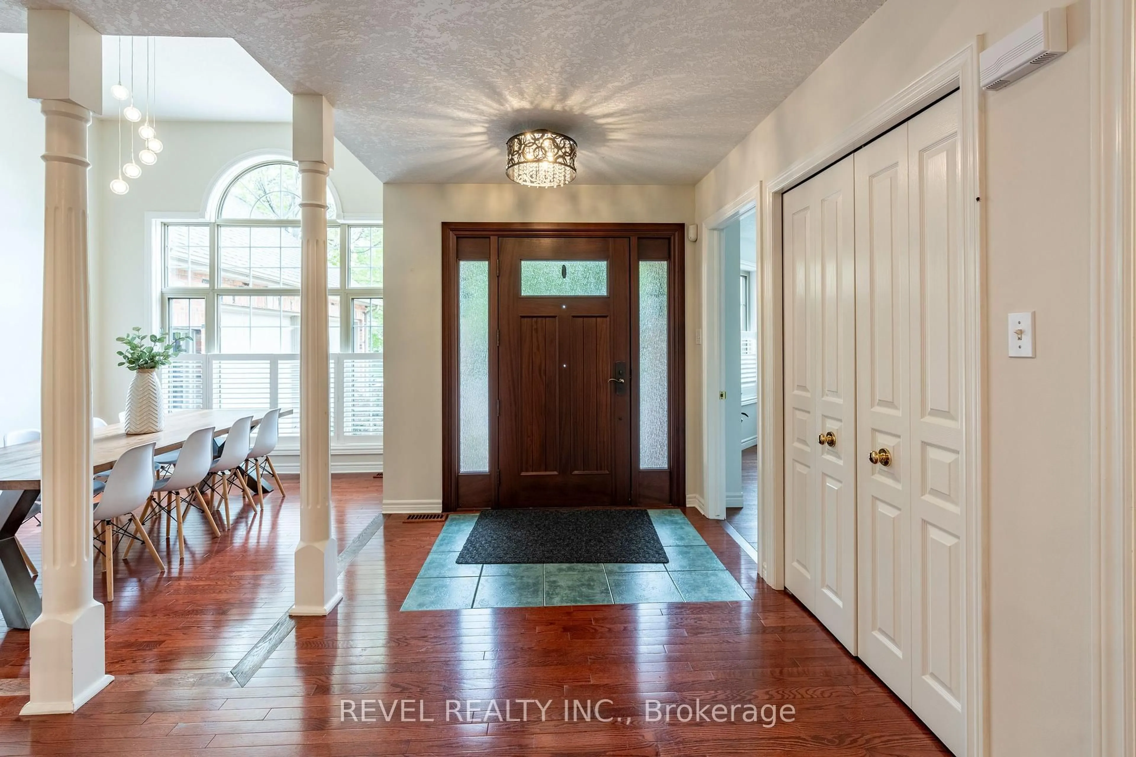 Indoor entryway for 632 Bayhampton Cres, Waterloo Ontario N2K 3N9