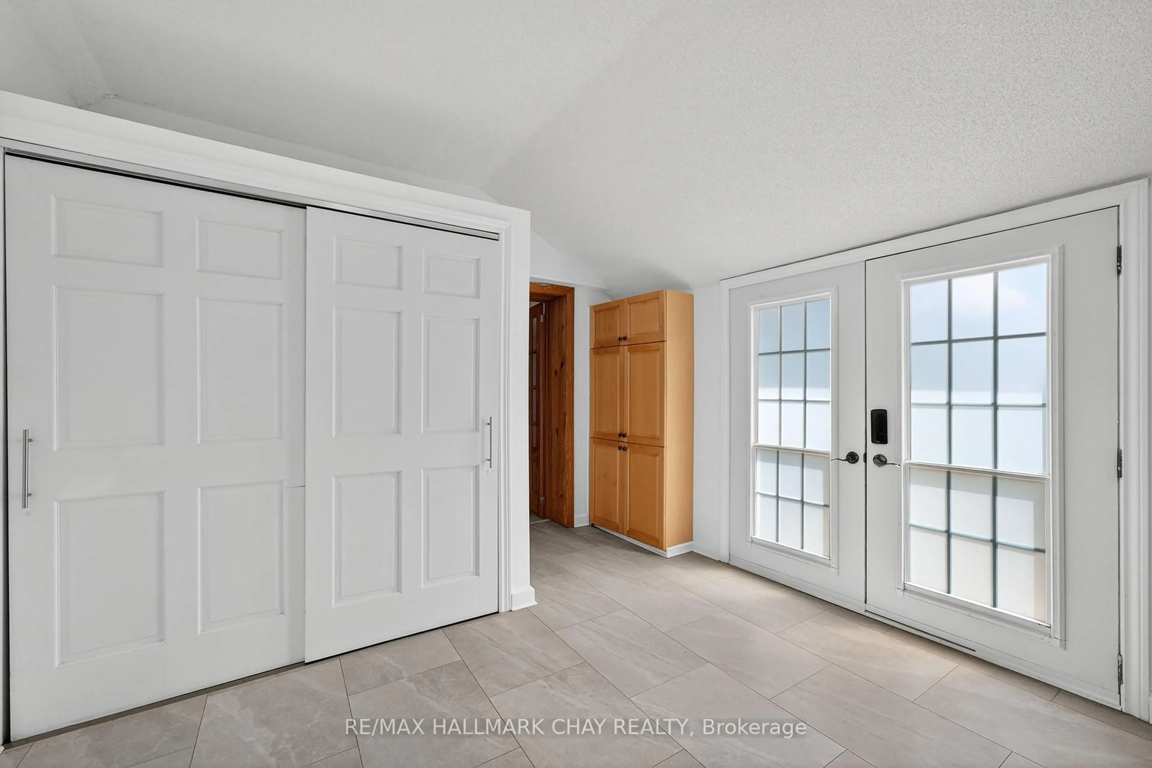Indoor entryway for 44 Pleasant Ave, Fort Erie Ontario L0S 1N0