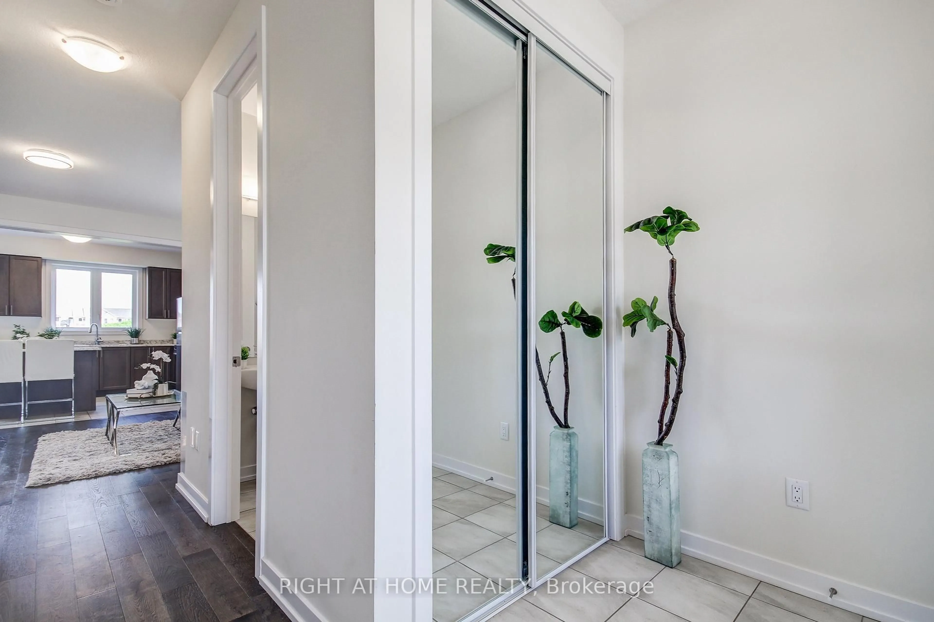 Indoor entryway for 204 Wilmot Rd, Brantford Ontario N3T 5L5