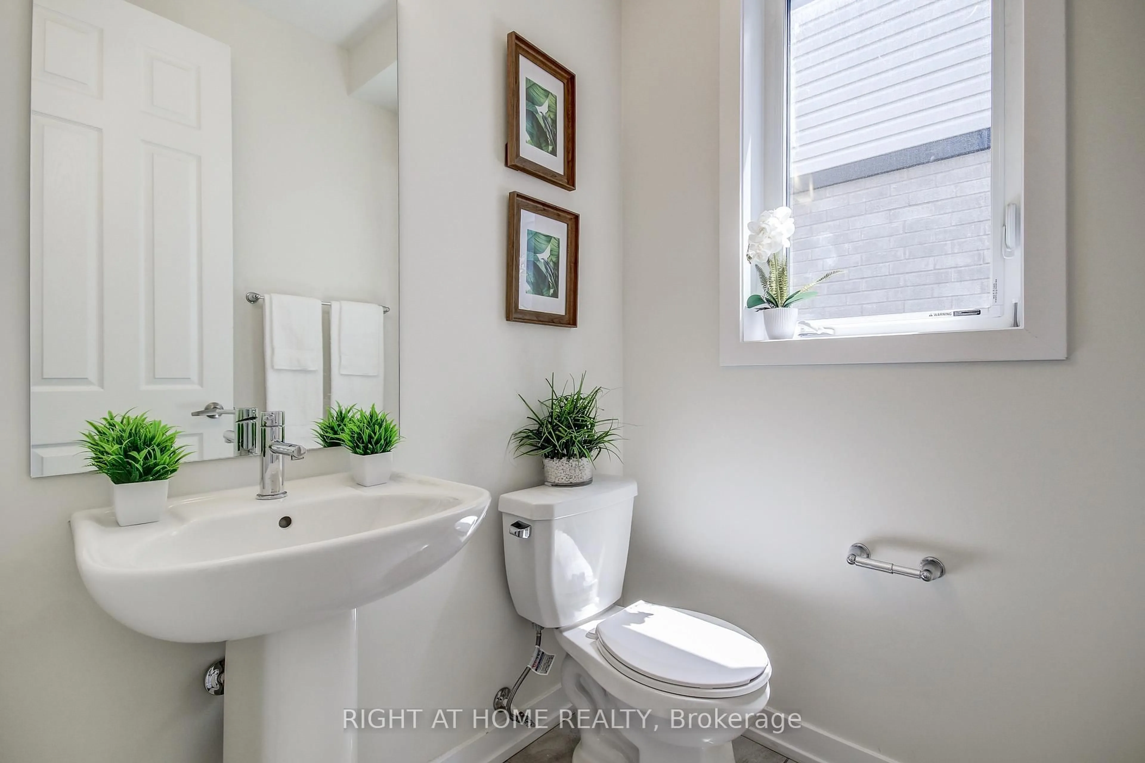 Standard bathroom, ceramic/tile floor for 204 Wilmot Rd, Brantford Ontario N3T 5L5