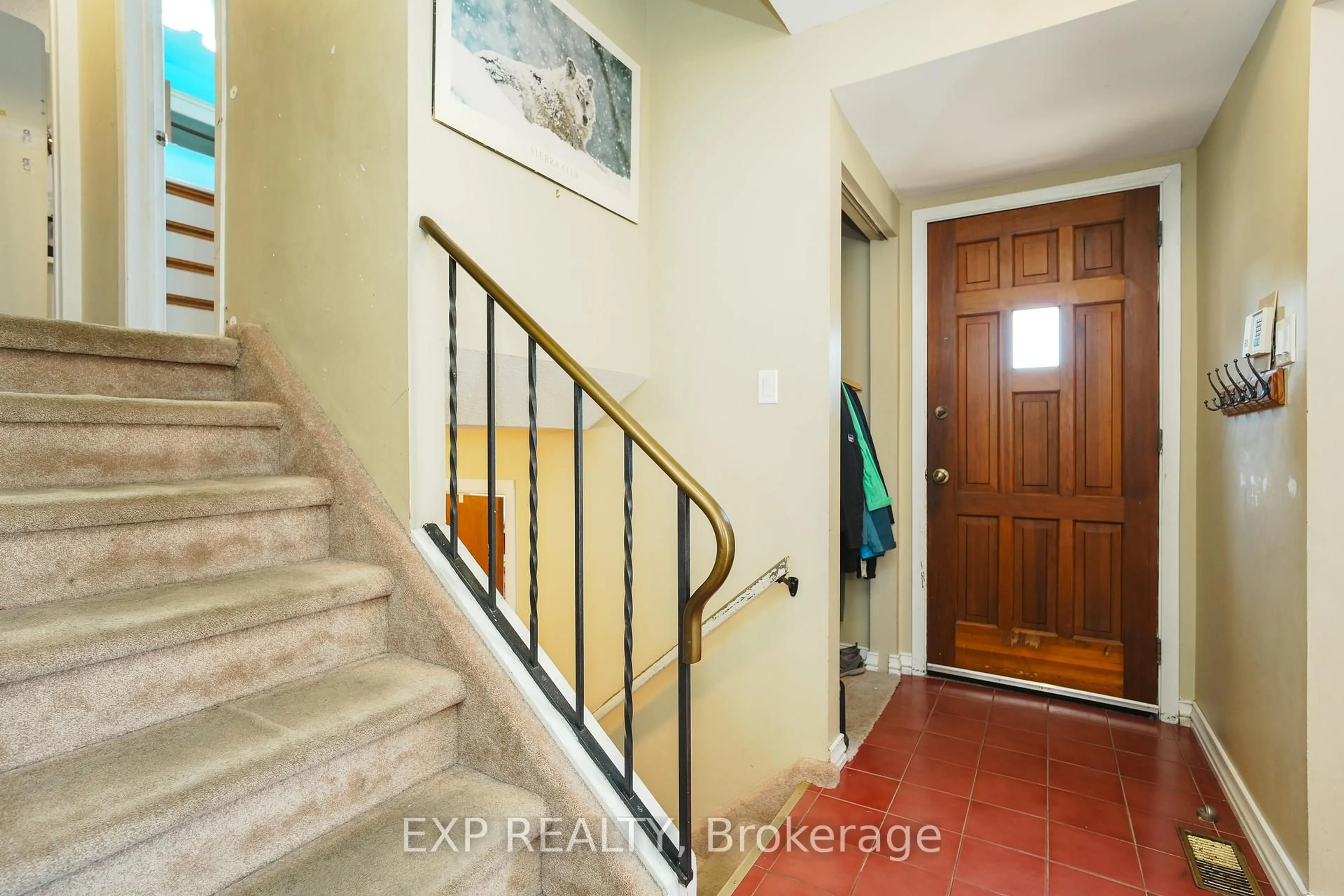 Indoor foyer for 36 Keewatin Cres, Ottawa Ontario K2E 6Z1