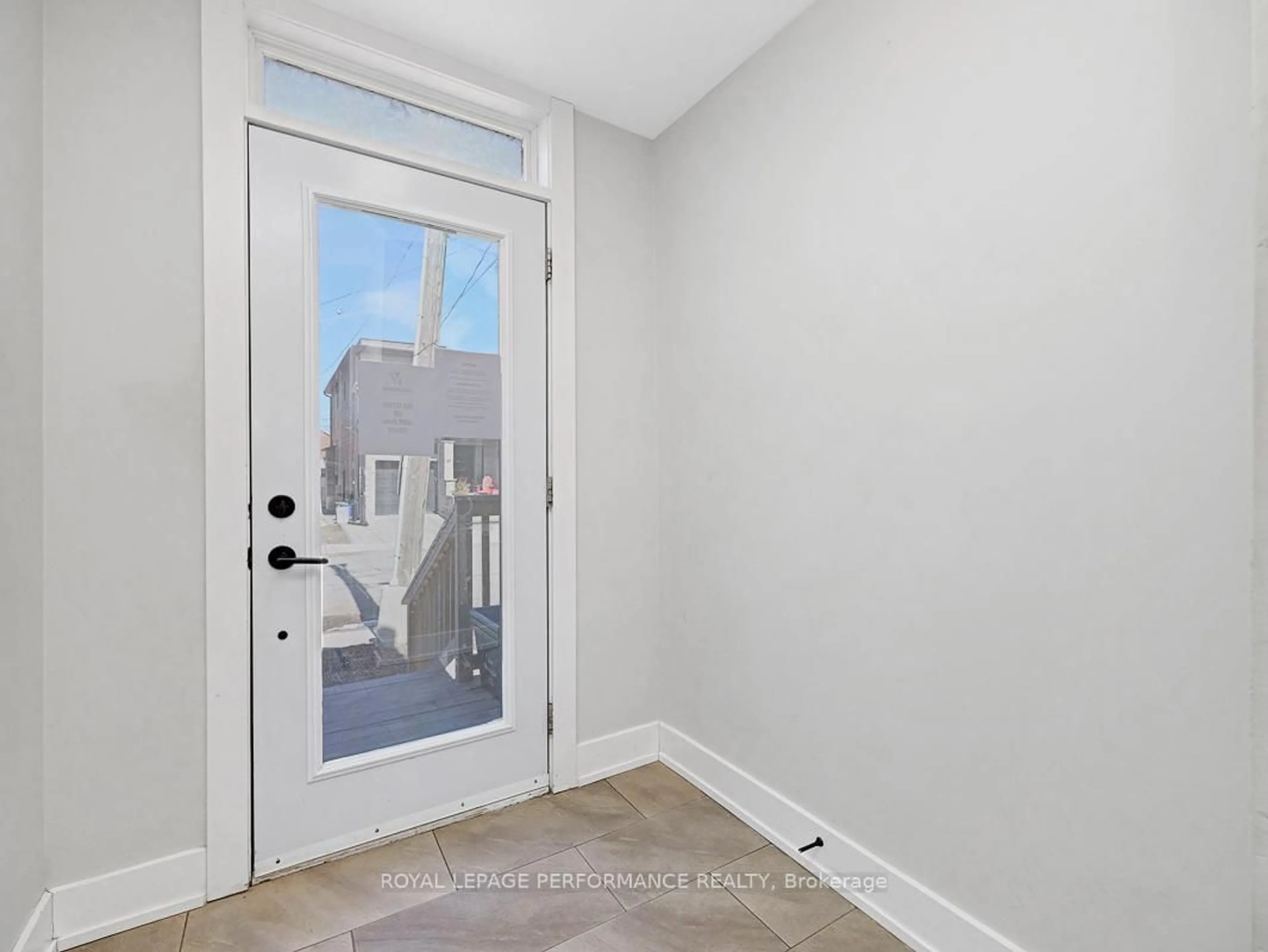 Indoor entryway for 68 PRINCE ALBERT St, Ottawa Ontario K1K 2A1