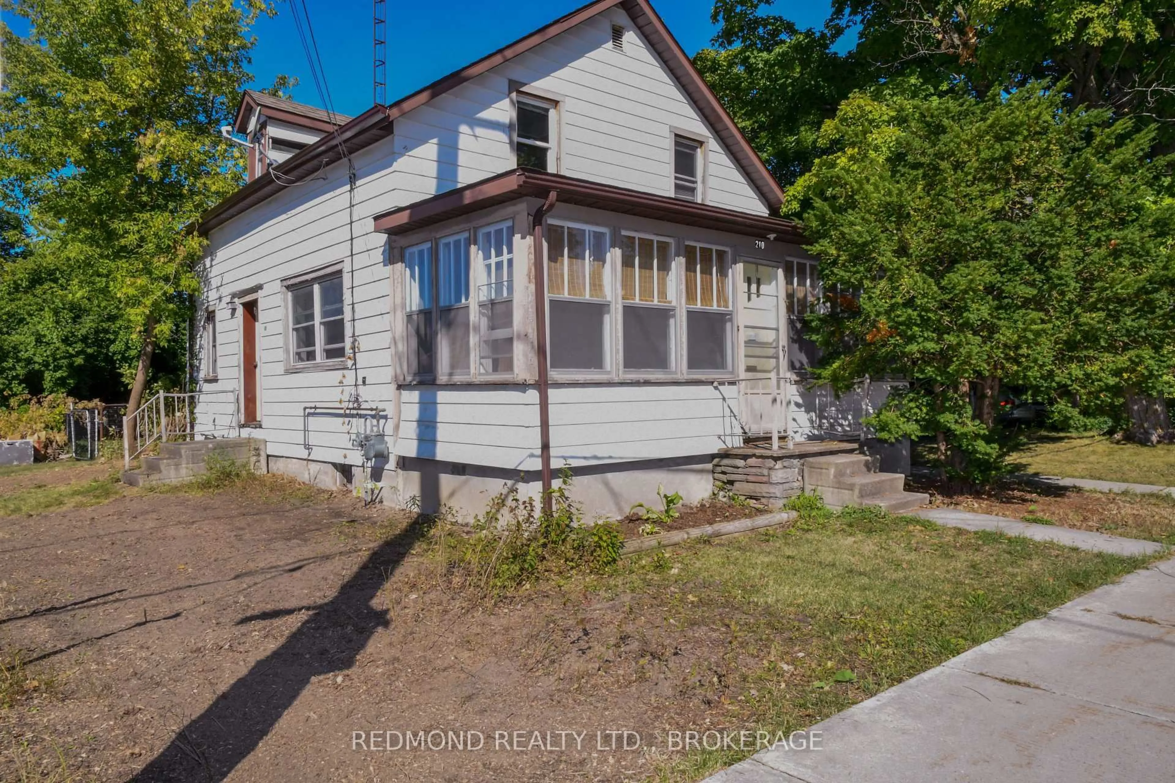 A pic from outside/outdoor area/front of a property/back of a property/a pic from drone, street for 210 Victoria Ave, Gananoque Ontario K7G 2S4
