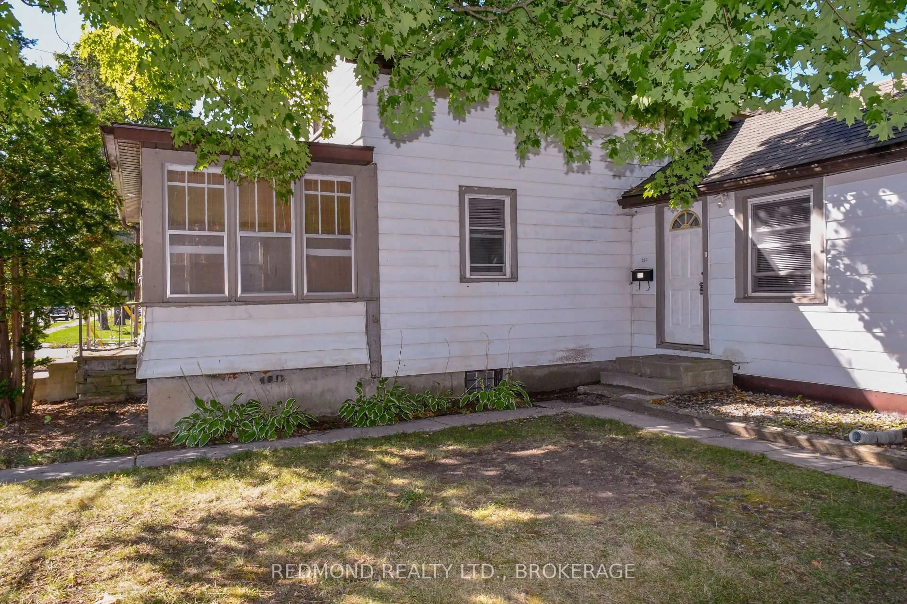 A pic from outside/outdoor area/front of a property/back of a property/a pic from drone, street for 210 Victoria Ave, Gananoque Ontario K7G 2S4