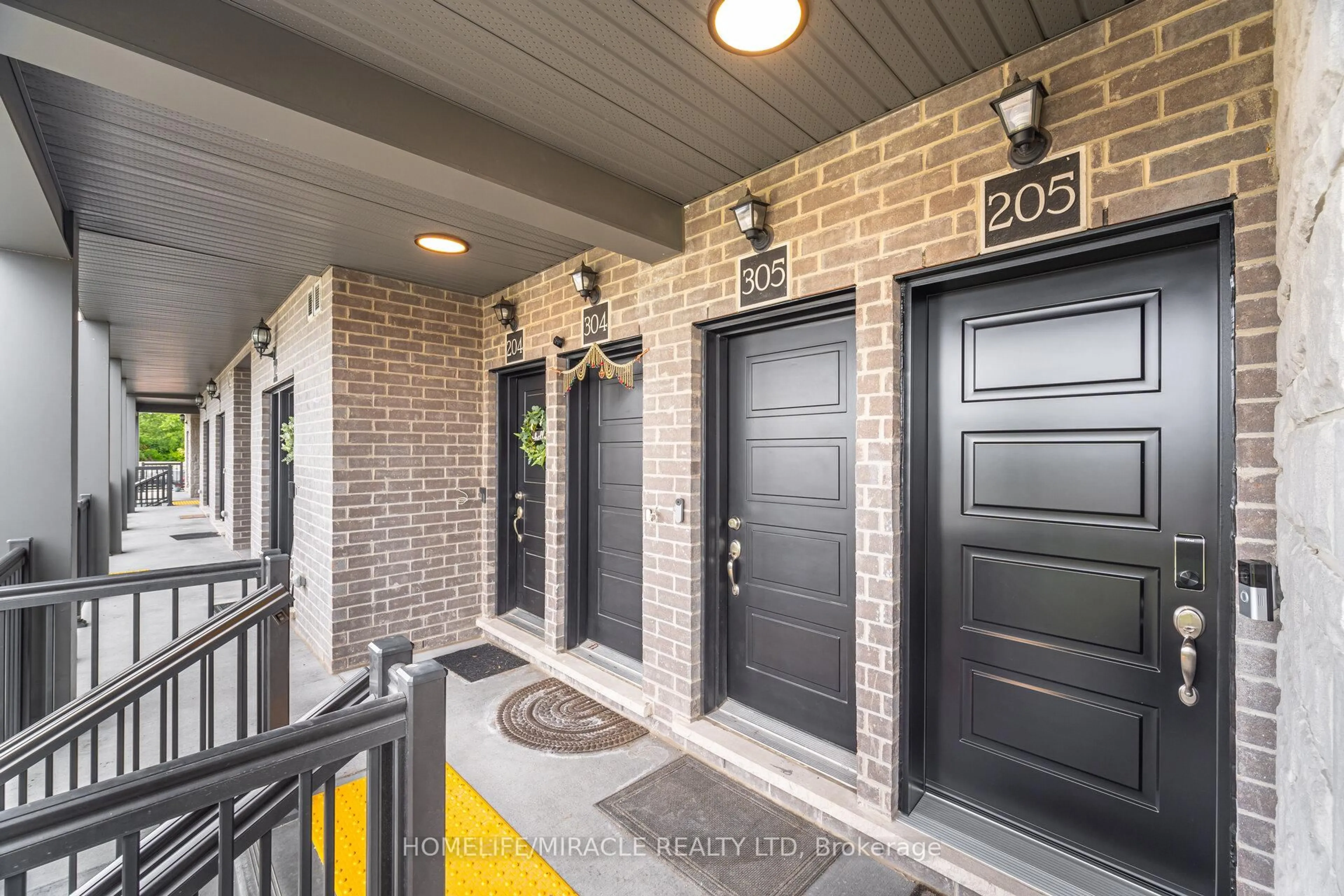 Indoor entryway for 721 Franklin Blvd #305, Cambridge Ontario N1R 0E4