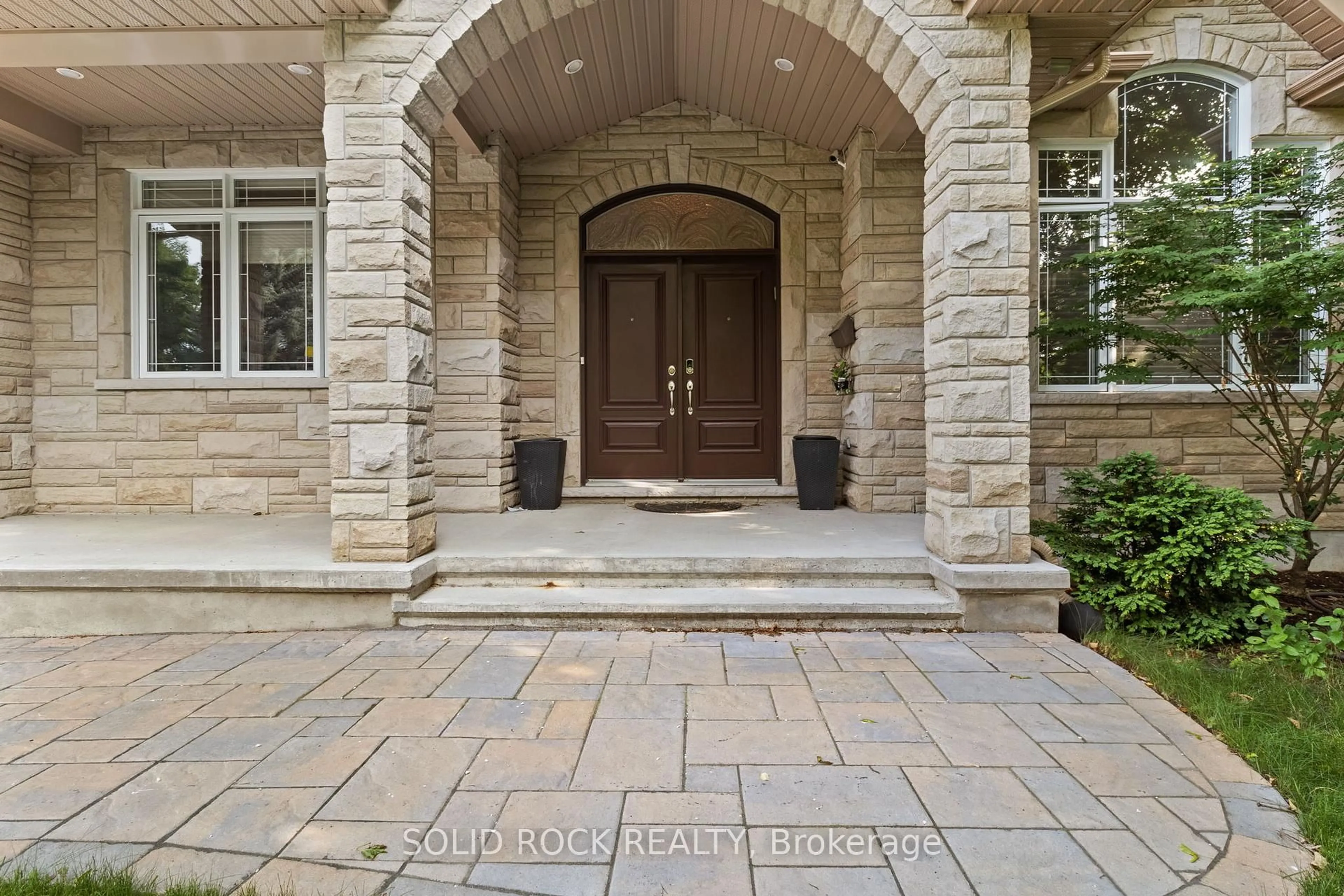 Indoor entryway for 120 Rossland Ave, Ottawa Ontario K2G 2L3