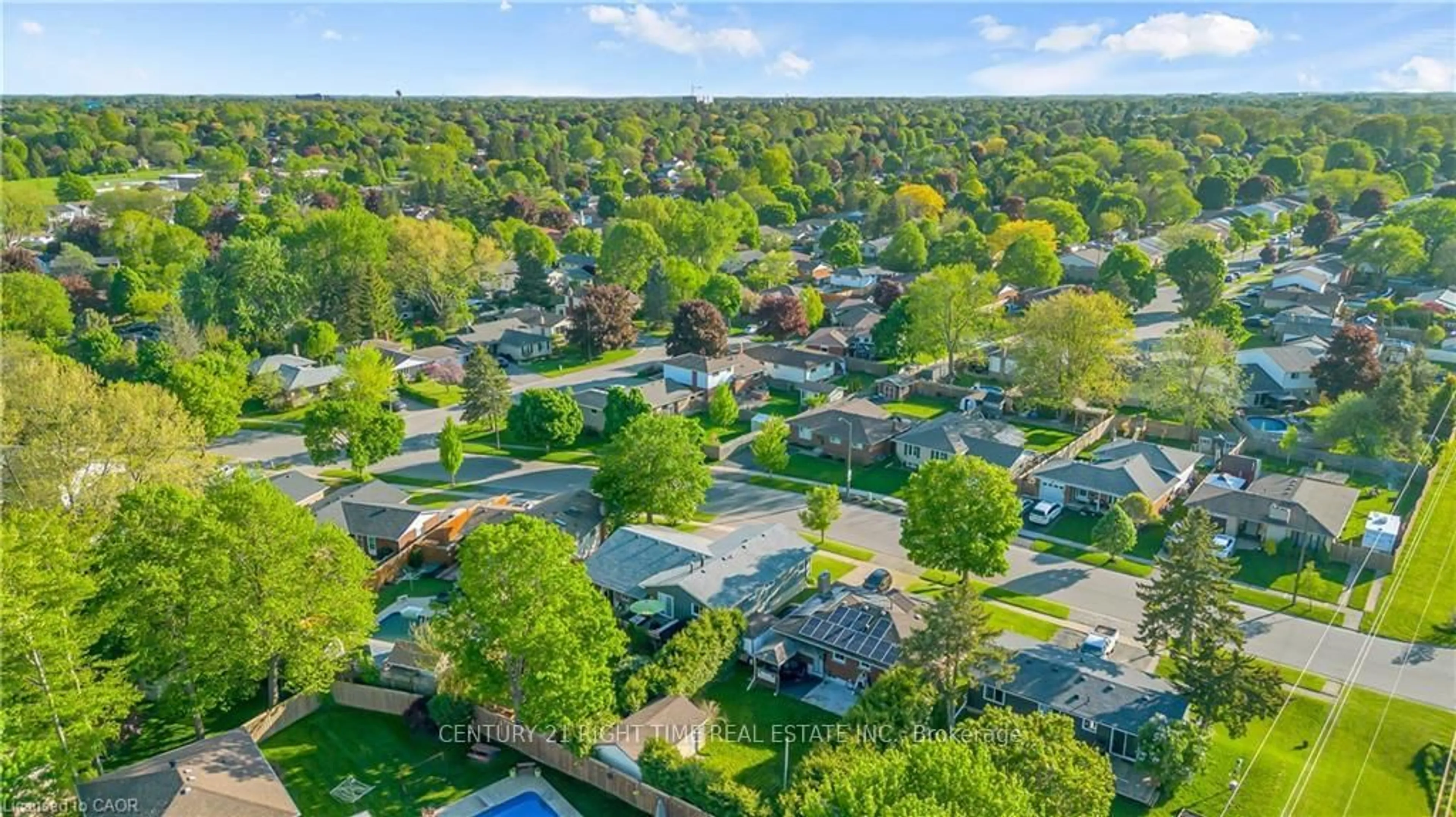 A pic from outside/outdoor area/front of a property/back of a property/a pic from drone, street for 18 Old Farm Rd, Brantford Ontario N3R 6P5