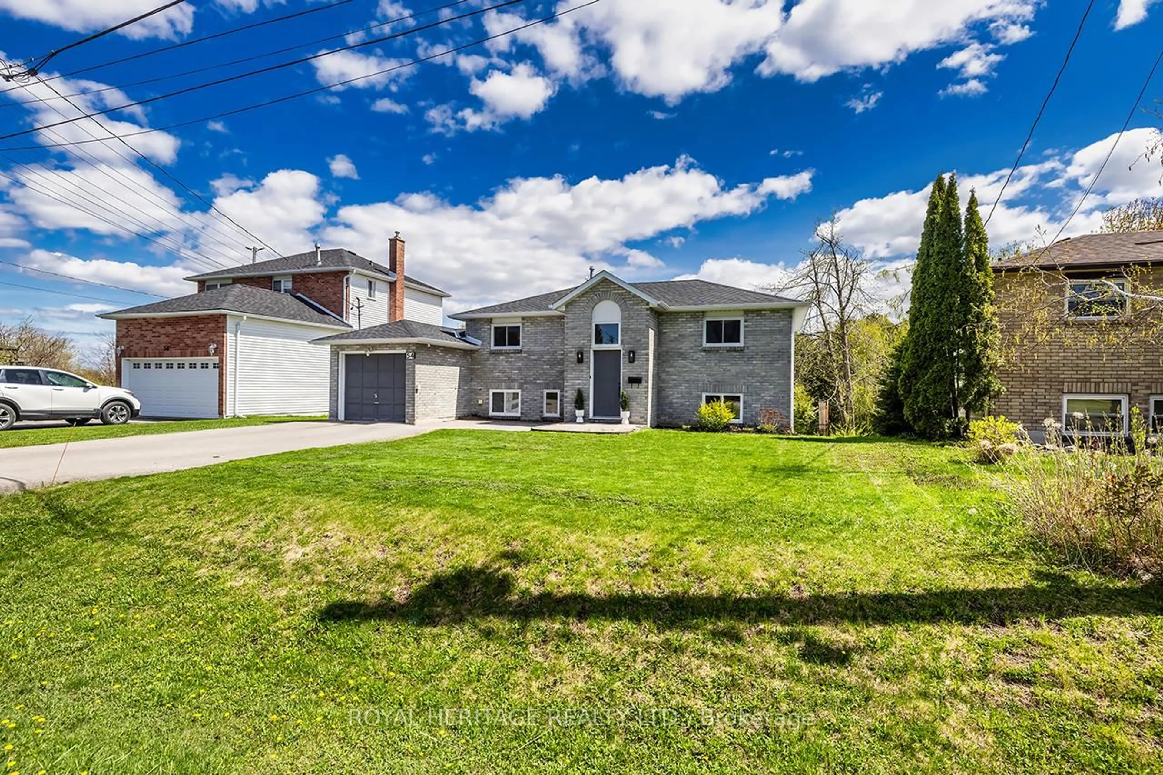 A pic from outside/outdoor area/front of a property/back of a property/a pic from drone, street for 54 Champlain Blvd, Kawartha Lakes Ontario K9V 4R1
