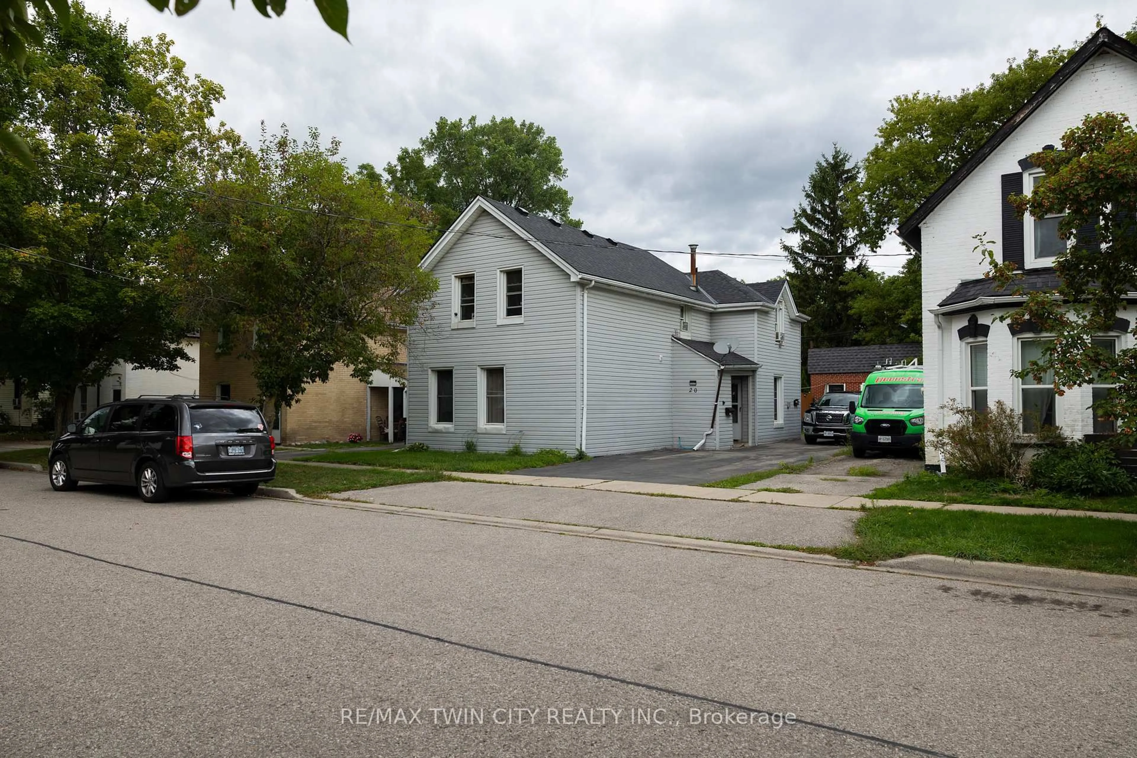 A pic from outside/outdoor area/front of a property/back of a property/a pic from drone, street for 20 SUPERIOR St, Brantford Ontario N3S 2K1