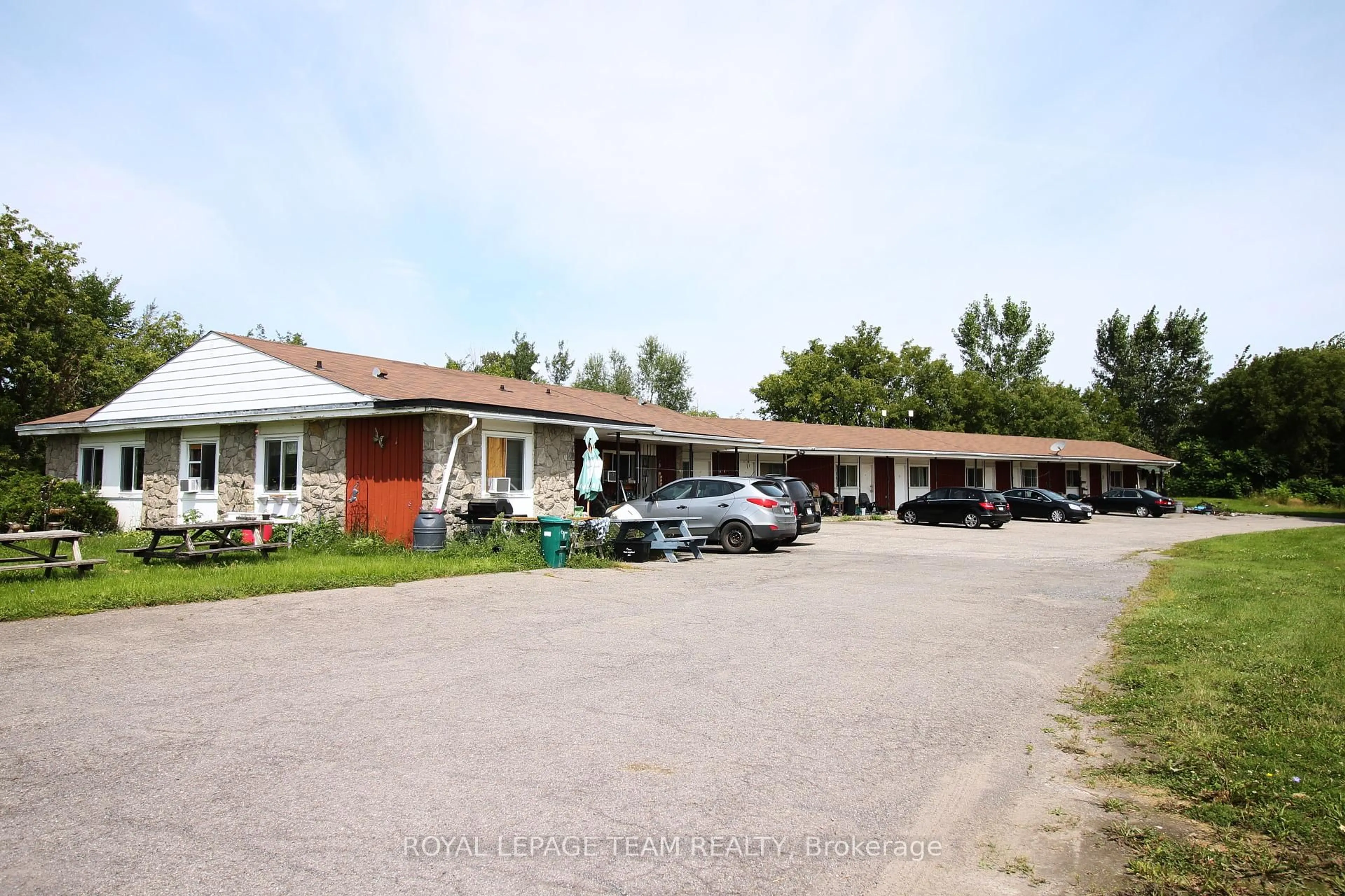 Patio, street for 6637 Bank St, Metcalfe Ontario K0A 2P0