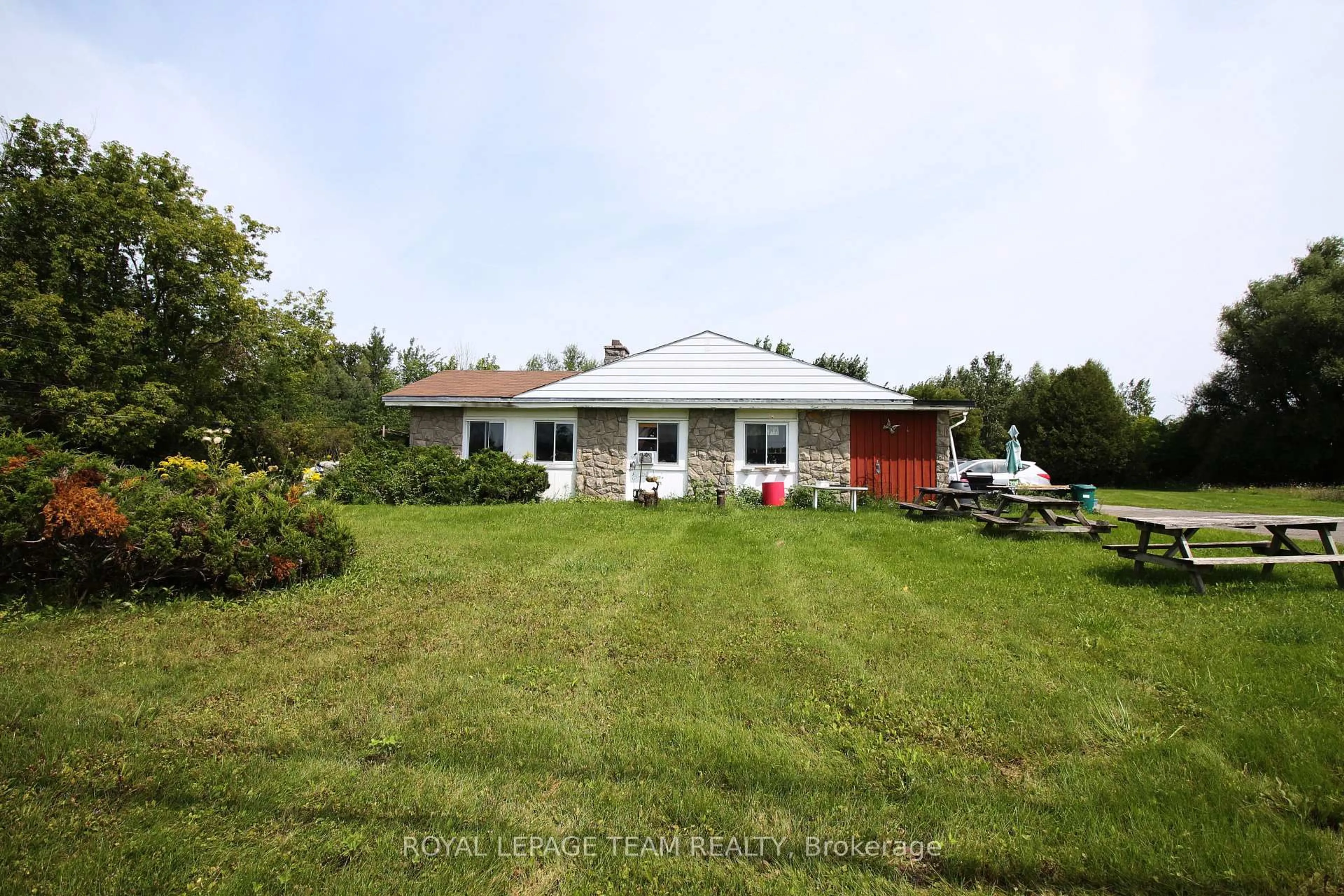A pic from outside/outdoor area/front of a property/back of a property/a pic from drone, unknown for 6637 Bank St, Metcalfe Ontario K0A 2P0