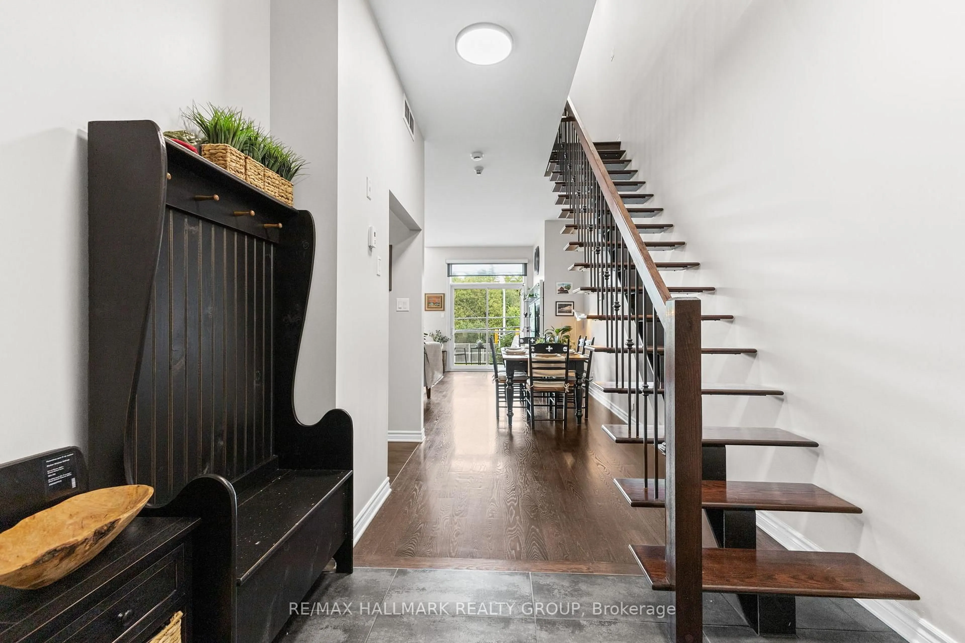Indoor entryway for 500 Claridge Dr #206, Ottawa Ontario K2J 3G5