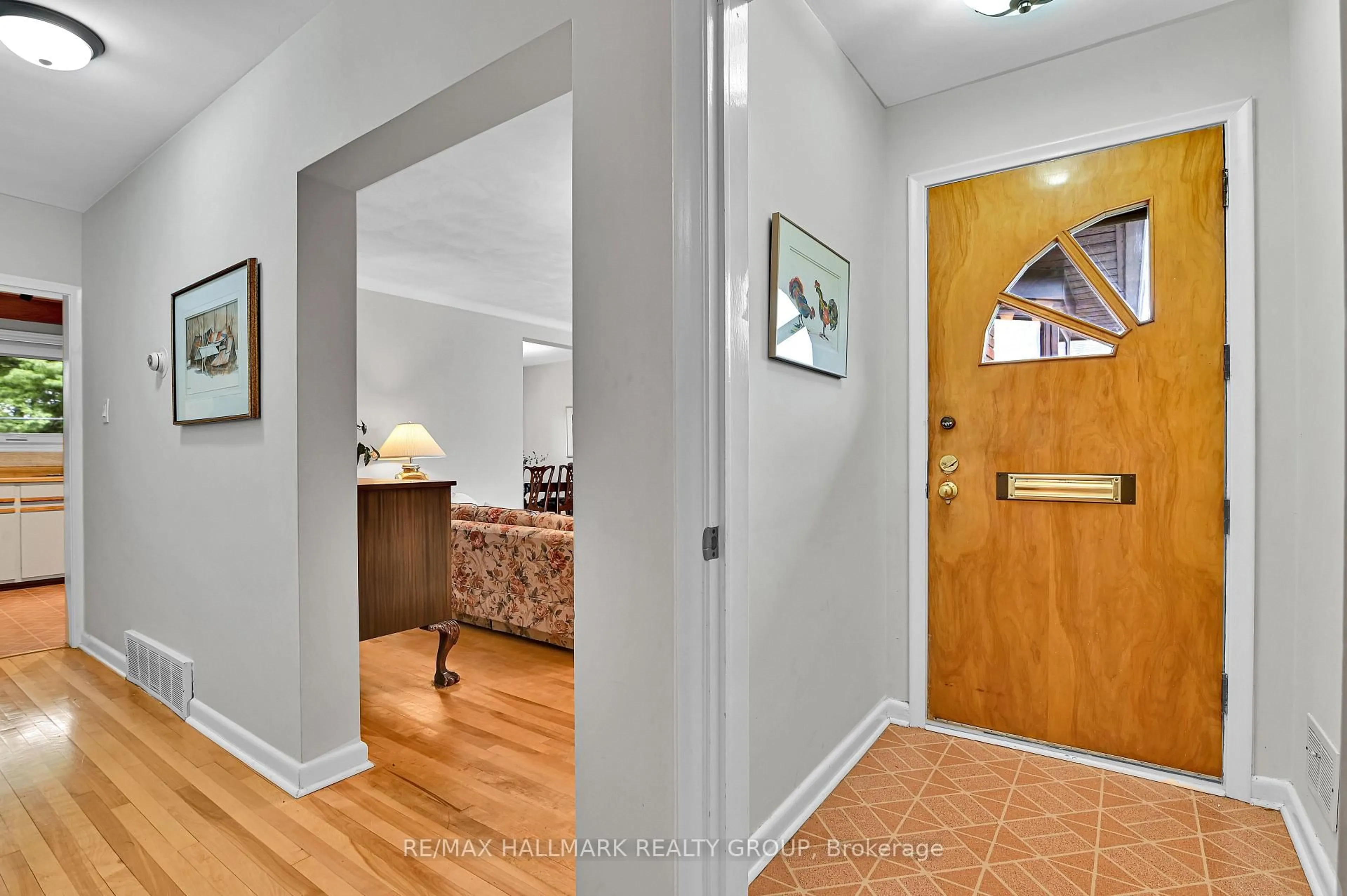 Indoor entryway for 1256 Field St, Ottawa Ontario K2C 2R2