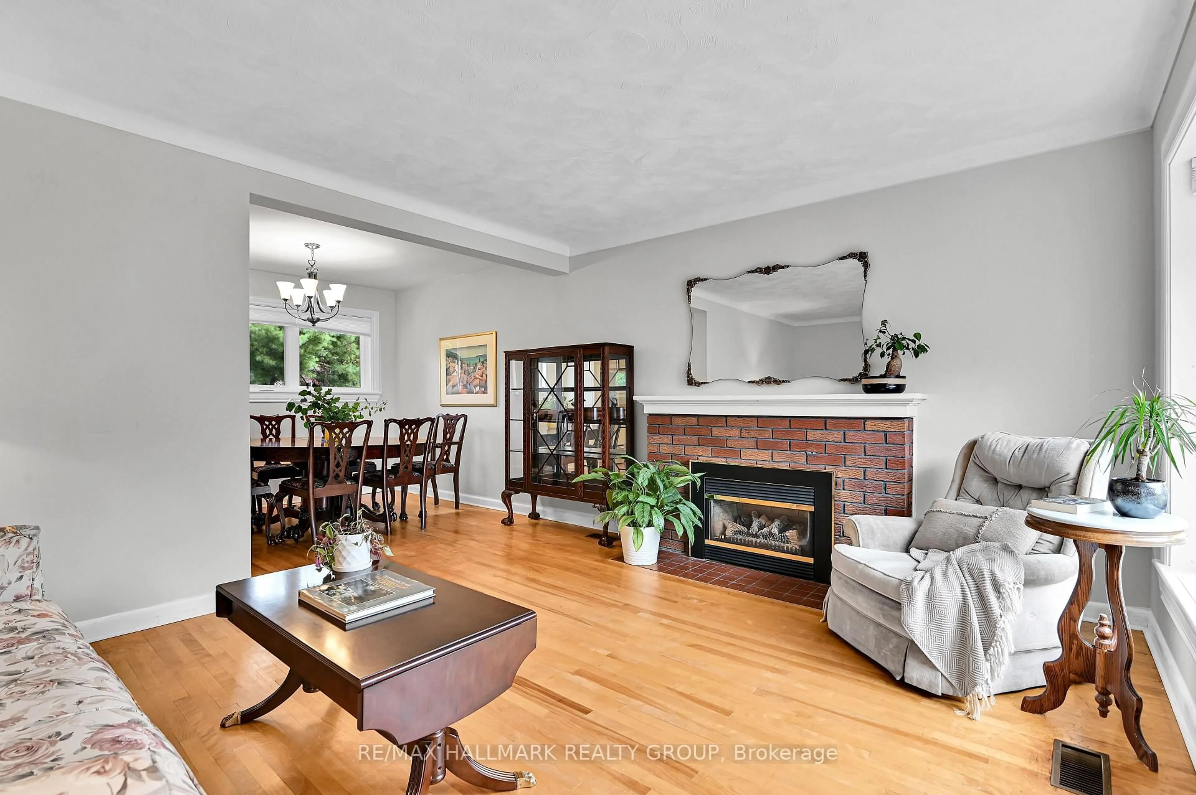 Living room with furniture, unknown for 1256 Field St, Ottawa Ontario K2C 2R2