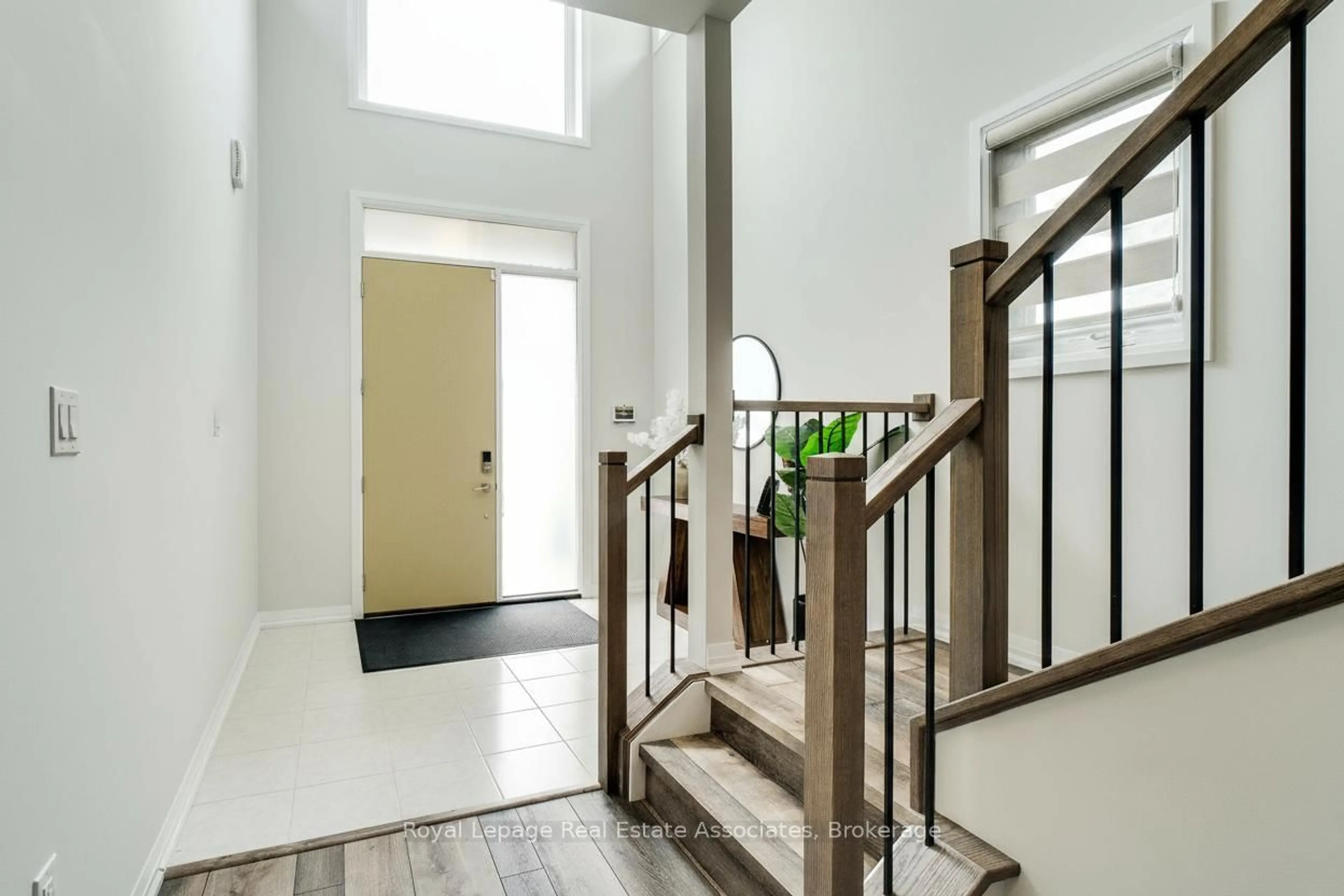 Indoor entryway for 87 Acacia Rd, Pelham Ontario L0S 1E1